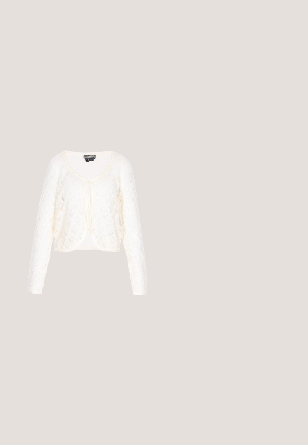 Hvid cropped cardigan i et tekstureret strikket mønster med lange ærmer og en rund halsudskæring. Har en bundet lukning foran.; Sort kjole med blomsterprint, pufærmer, hvid krave, blonder og knapper foran. Har to forlommer med blonde detaljer.; Brune suedede balletflade med en rund tå, prydet med en dekorativ rebknude på fronten og en flad sål.; Brun læder skuldertaske i halvmåneform med en enkelt rem og en gylden rektangulær mærkat med en hestelogo.; Guldmetal cuff armring med en blomsterdetalje i den ene ende og en rund hvid perle i den anden. Designet er enkelt og minimalistisk.; Mørkebrun læderbælte med guldfarvet metalspænde og to guld loops, vist sammenrullet på hvid baggrund.