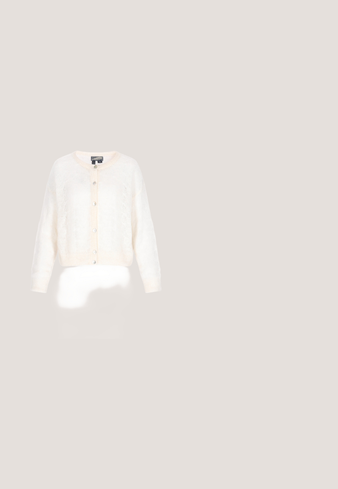 Hvid strikket cardigan med rund halsudskæring, seks knapper, lange ærmer og et blødt, tekstureret stof. Knapperne er klare.; Lys limegrøn kortærmet strikbluse med rund halsudskæring og ribkant ved kant og ærmer, mærke synligt inde i kraven.; Beige bukser med vide ben lavet af bomuld, med knap- og lynlåslukning, forlommer og synlige sømdetaljer.; Beige suede ankelstøvle med rund tå, elastisk krave og en tykk platformsål med dybe riller for greb. Flad, strømlinet design.; Hvid tekstureret skuldertaske med guldkædedetalje og justerbar rem mod en hvid baggrund.; Furla FURLA 1927 - Armbånd - gold tone
