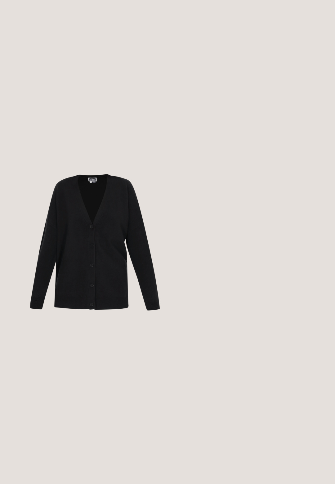 Sort cardigan med V-hals, lange ærmer og seks knapper foran. Lavet af blødt materiale med ribbede manchetter og kantdetaljer.; Sort hæklede tanktop med V-udskæring, tynde stropper og et struktureret mønster med jævne rækker. Velegnet til lag-på-lag eller afslappet brug.; Lys grå maxi-nederdel lavet af blødt, flydende stof med elastisk talje og plisseret design, der giver en afslappet og løstsiddende pasform.; Flad sort slide-sandal med åben tå og bredt stofrem med hvide syede mønstre og frynsekant.; Klar plastiktaske med diamantmønster og vedhæftet lille sølvgrå lynlås-pung med logoplade.; Guld øreringe med tre charms hver: to hjerteformede, graveret med "GUESS" og en bogstavet "G" charm i midten.