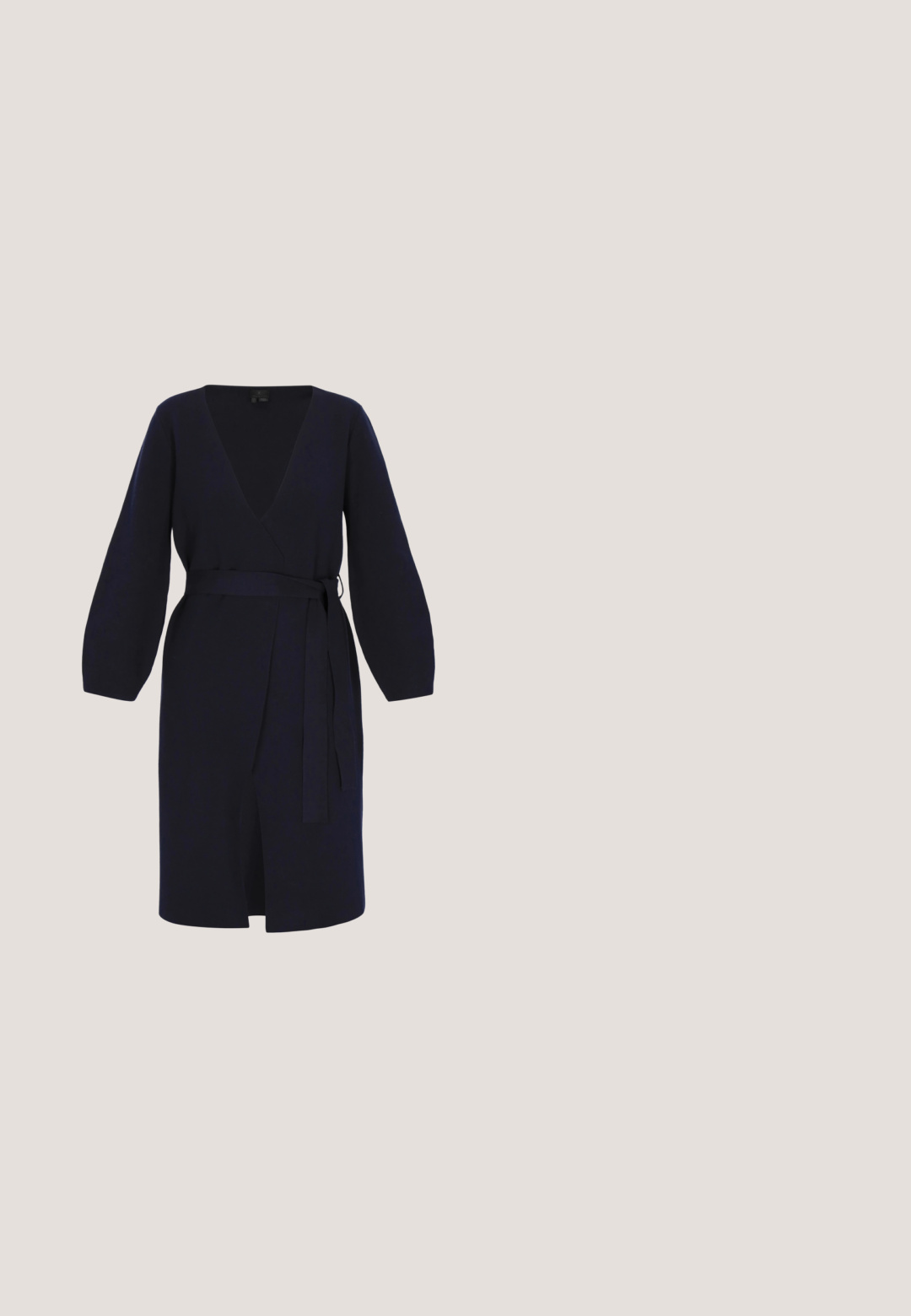Robe portefeuille bleu marine en tissu doux, dotée d'un décolleté en V profond, de manches longues bouffantes et d'une ceinture nouée à la taille avec une fente latérale.; Robe en tricot côtelé bleu marine avec des manches longues, un col rond et des finitions blanches. Dotée d'une ceinture nouée à la taille et d'une fente sur le côté pour le détail.; Escarpin en suède marine avec un bout pointu, un petit talon kitten et un accent en nœud décoratif agrémenté de détails en métal foncé.; Lunettes de soleil œil de chat avec une monture bleu foncé, des verres dégradés gris et une texture plastique lisse. Bords arrondis et larges branches améliorent le design.; Sac en cuir bleu avec une forme structurée, un rabat supérieur plat et un fermoir en métal doré. Dispose d'une seule bandoulière.; Boucles d'oreilles en or avec des pétales en émail bleu et un cœur constitué de strass transparents. La forme ressemble à une fleur à quatre pétales.