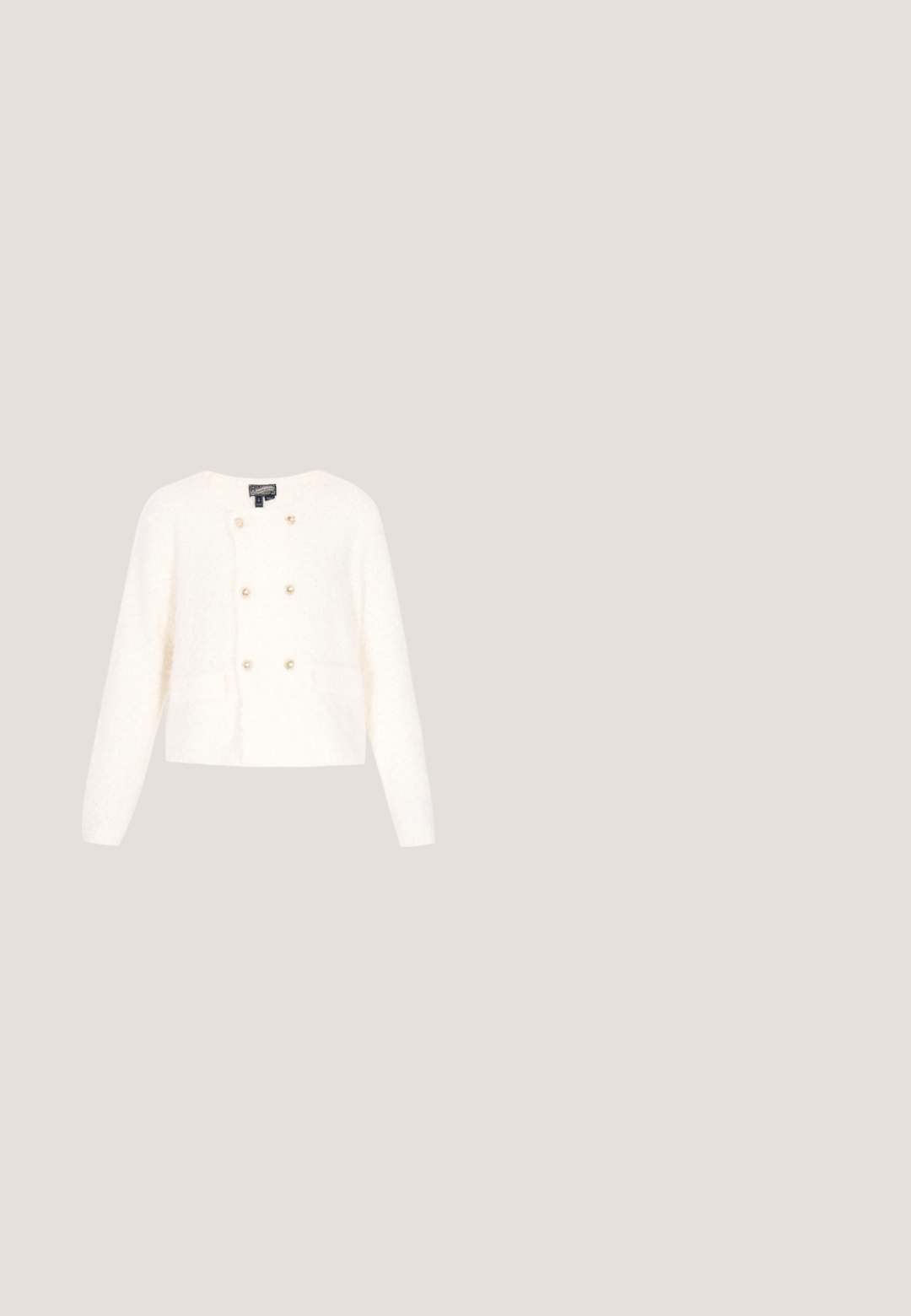 Hvid cropped cardigan lavet af tekstureret stof, med rund halsudskæring, dobbeltknap-design og gyldne knapdetaljer.; Hvid bluse med lodrette striber, korte puffærmer, rund halsudskæring og en samlesøms peplum-kant. Lavet af letvægts, tekstureret stof.; Beige skræddersyede bukser med lige ben, lavet af struktureret stof, med pressefurer og lynlåsforty. ; Sko med kilehæl med blåt geometrisk mønster foran, navy tekstureret hæl og brun T-rem med spænde.; Brun og sort houndstooth tote taske med brede cremefarvede stropper, læderhåndtag og justerbar cremefarvet skulderrem på hvid baggrund.; Sølv halskæde med en blomsterpendant med runde kronblade, en struktureret overflade og en snoet kæde for et elegant udseende.