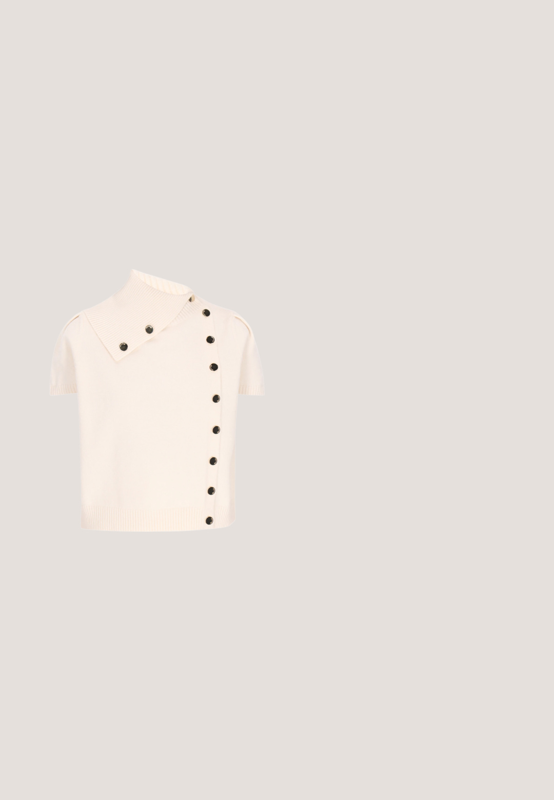 Kortærmet creme farvet strik bluse med en stor ribbenkrave og to rækker af sorte knapper, en lodret og en skrå på kraven.; Beige blazer i struktureret linnedstof, med enkelt knaplukning, slagkrave og to forlommer. Skræddersyet pasform med indsnævret talje.; Beige ruskind slingback sko med spids tå og blokhæl, designet til kvinders formelle eller afslappede brug.; Solbriller med skildpaddeprint og stort firkantet stel, med brune graduerede linser og en guldfarvet detalje på brillestangen med initialer.; Beige håndtaske med krokodillepræg, struktureret form, guldfarvet hardware, top-håndtag og klaplukning. Glat overflade med subtil glans.; Fin guldkædearmbånd med sommerfuglevedhæng og klare perleaccents, udstyret med en lås i hummerstil og en justerbar forlængerkæde.