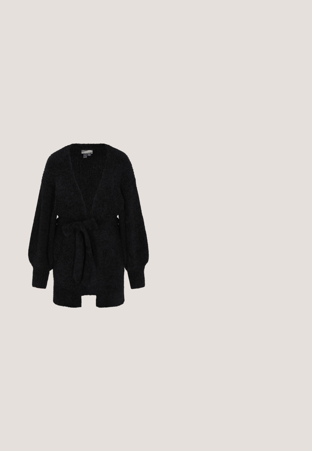 Sort strikket cardigan med et blødt, struktureret stof, åben front, lange puffærmer og en bundet taljebælte. Casual pasform med afslappet form.; Sort ribbet crop top lavet af strækstof. Har en rund halsudskæring og ærmeløs design, med rene, færdige kanter.; Sorte, brede bukser med et højt, draperet talje bånd lavet af et blødt, strækbart materiale, der har glatte, jævne syninger og ingen synlige mønstre.; Sort platforms-tøfler med to hvide fleece-remme og hvid fleecelining, set fra siden på hvid baggrund.; Sort polstret håndtaske med en tyk polstret håndtag og et diskret FILA-logo på forsiden mod en hvid baggrund.; Sølvkæde halskæde med aflange led med et snoet, spiralformet vedhæng, der hænger i midten.