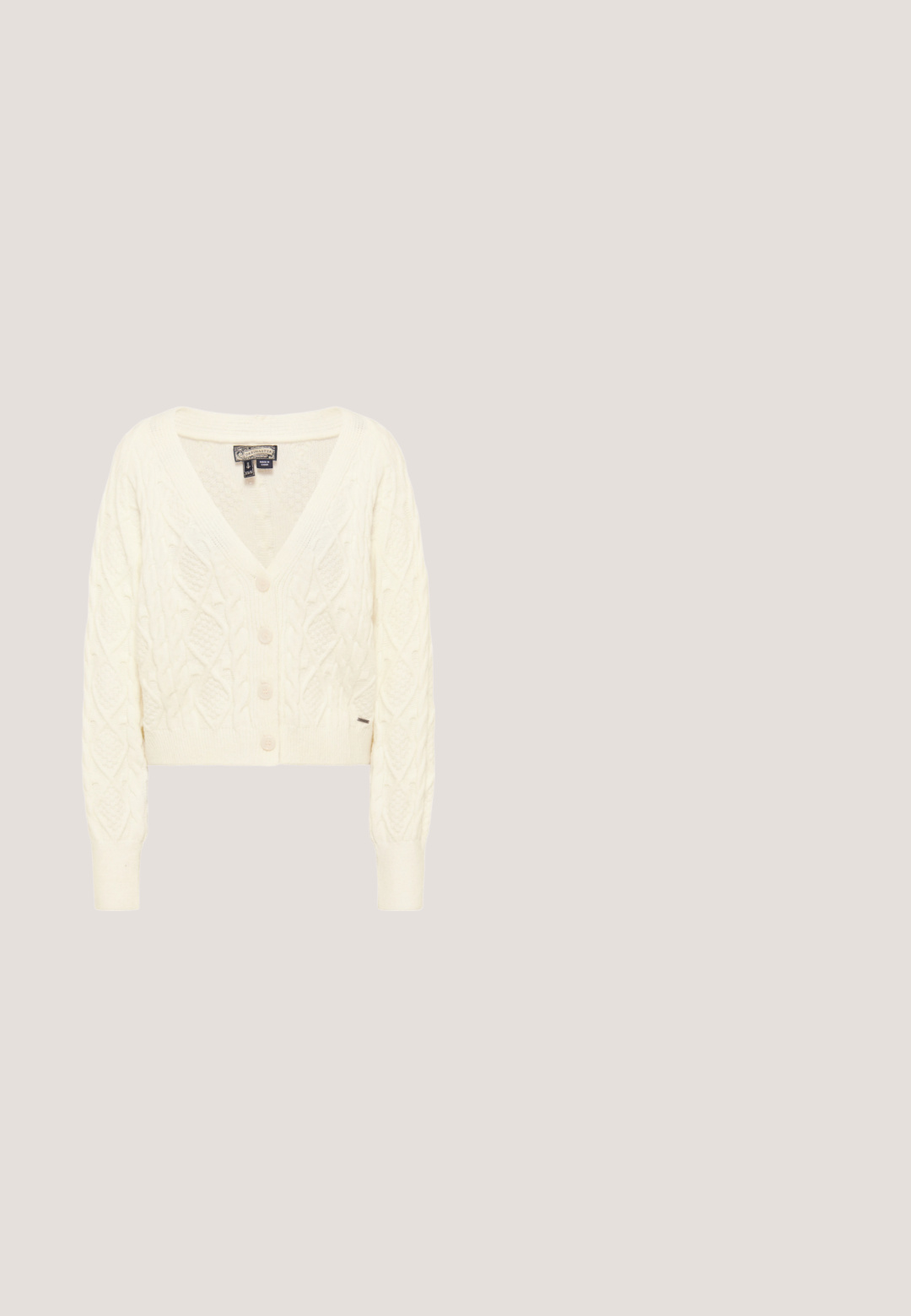 Roomkleurige kabelgebreide cardigan met lange mouwen, V-hals, knopen aan de voorkant en geribbelde boorden en zoom.; Geel midijurk met pofmouwen, vierkante halslijn, subtiele bloemenprint en een geplooide taille.; Beige suède balletschoen met een lichtpuntige neus, een strikaccent aan de voorkant en een klein metallic logo op de hak. Platte zool.; Ronde gevlochten strohandtas met een handvat van touw en "ALEMAIS" geborduurd aan de zijkant in bruine draad.; Zwarte stoffen scrunchie met roze en groene bloemenprint, omringd door een crème kanten rand met oogjesdetails, op een witte achtergrond.; Beige geweven stro riem met een ronde gevlochten gesp, brede band en gedetailleerde textuur, opgerold weergegeven op een witte achtergrond.