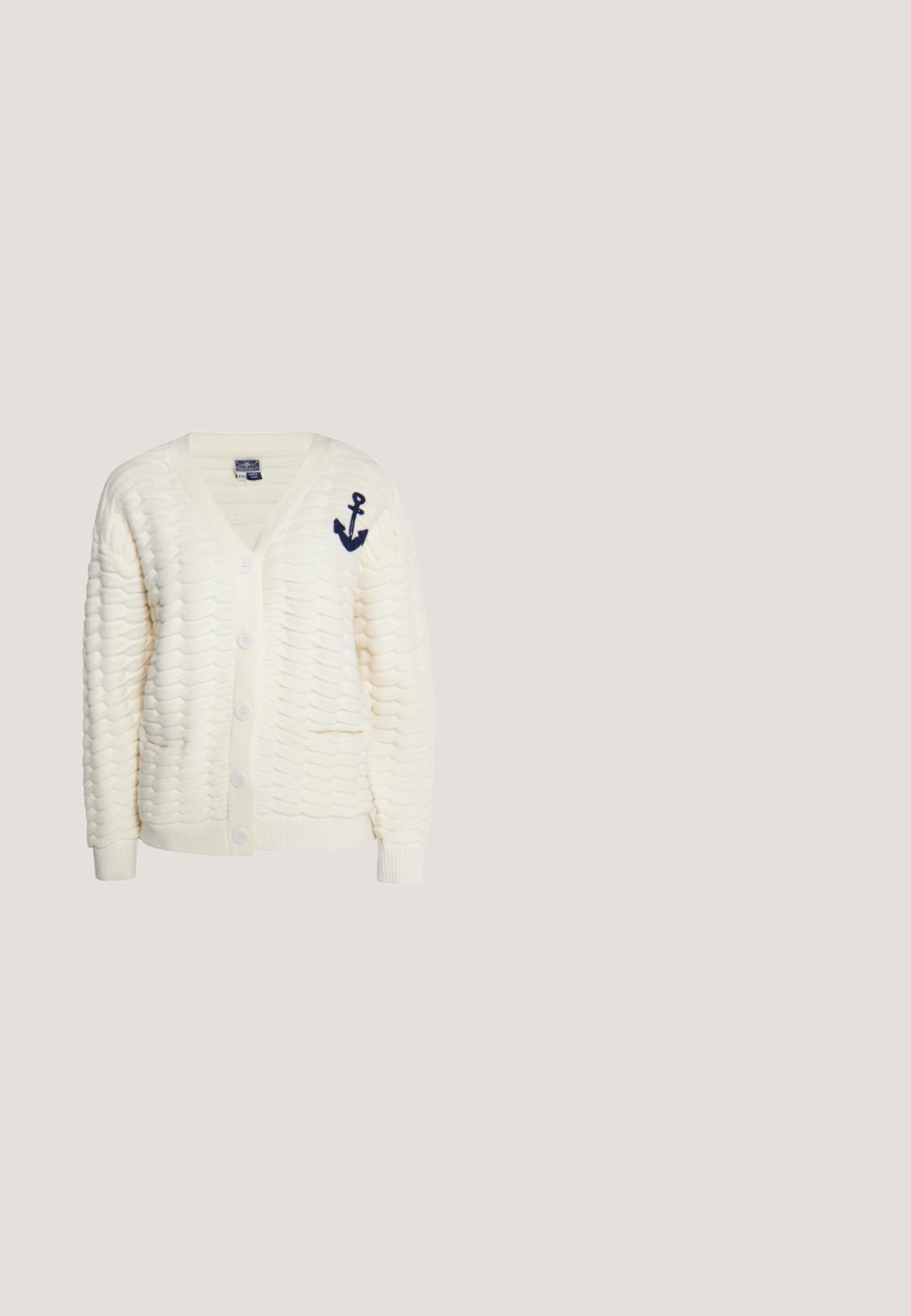 Witte gebreide cardigan met een gestructureerd golfpatroon, vijf knopen aan de voorkant, geribde boorden en zoom, en een marineblauw ankerembleem op de borst.; Roze katoenen maxijurk met korte pofmouwen, gerimpelde buste, gebloemd borduursel en een vloeiende rok.; Shiny donkerbruine platte schoen met puntige neus en klein strikdetail bovenop, getoond op een effen lichte achtergrond.; Geweven stro handtas met bamboe handvatten, met een textuur franje ontwerp in natuurlijk beige en een gouden ketting schouderband.; Gouden ketting met een klein gepolijst hartvormig hangertje en verstelbare sluiting met een klein vierkant bedeltje aan het uiteinde.; Gevlochten leren riem in tan met een goudkleurige metalen gesp, met een gestructureerd ontwerp en ronde vorm.
