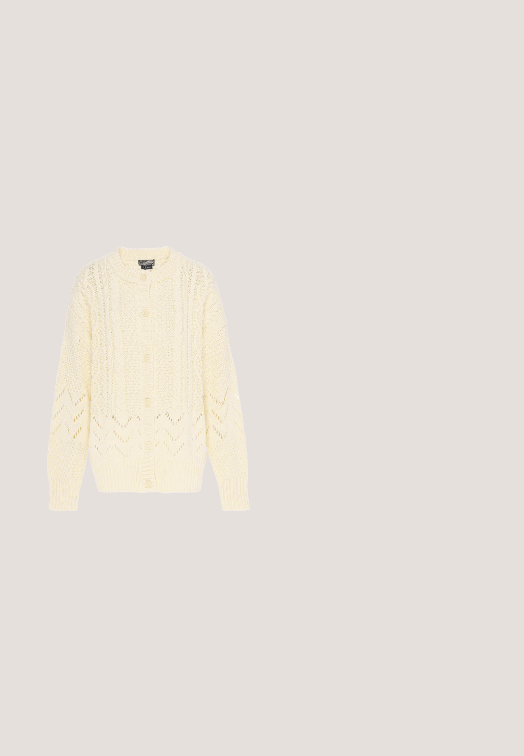 Crèmekleurige gebreide cardigan met knoopsluiting en ingewikkelde kabel- en chevronsteekpatronen op mouwen en lijf.; Zwarte midi-jurk met bloemenprint met roze en rode bloemen, korte pofmouwen en een ronde halslijn met ruches.; Bruine leren platte schoenen met een ronde neus en een verstelbare gespband over de middelvoet. Glad textuur en minimalistisch ontwerp.; Lichtblauwe vierkante sjaal met wit bloemenpatroon, dunne zwarte rand en de tekst "kate spade new york" rechtsonder.; Bruine leren crossbodytas met klep en gespsluiting, gedetailleerd stiksel en verstelbare schouderband tegen een witte achtergrond.; Enkele rij ketting van ronde, glanzende witte parels gelijkmatig verdeeld op een witte achtergrond.