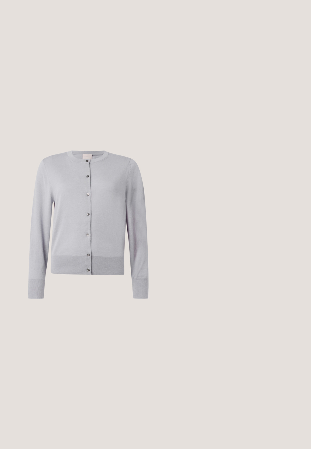 Lysegrå cardigan med rund halsudskæring, lange ærmer og knaplukning med sølvfarvede knapper; blødt, struktureret materiale.; Lyserød T-shirt med korte ærmer og rund hals med et diskret præget "Calvin Klein"-logo i midten af brystet.; Hvide højtaljede bukser lavet af et blødt stof, med to frontlommer, et lige ben-design og en enkelt knaplukning fortil.; Sort flad sko med spids tå, quiltede geometriske mønstre og en tynd rem over vristen på en ensfarvet baggrund.; Hvid skuldertaske med klaplukning, lille sølv "cK" logo i midten og tynd, justerbar, mørkebrun rem.; Sammenflettede polerede metalarmbånd i sølv- og guldfarver, et med indgraveringen "Calvin Klein" logo, på en hvid baggrund.