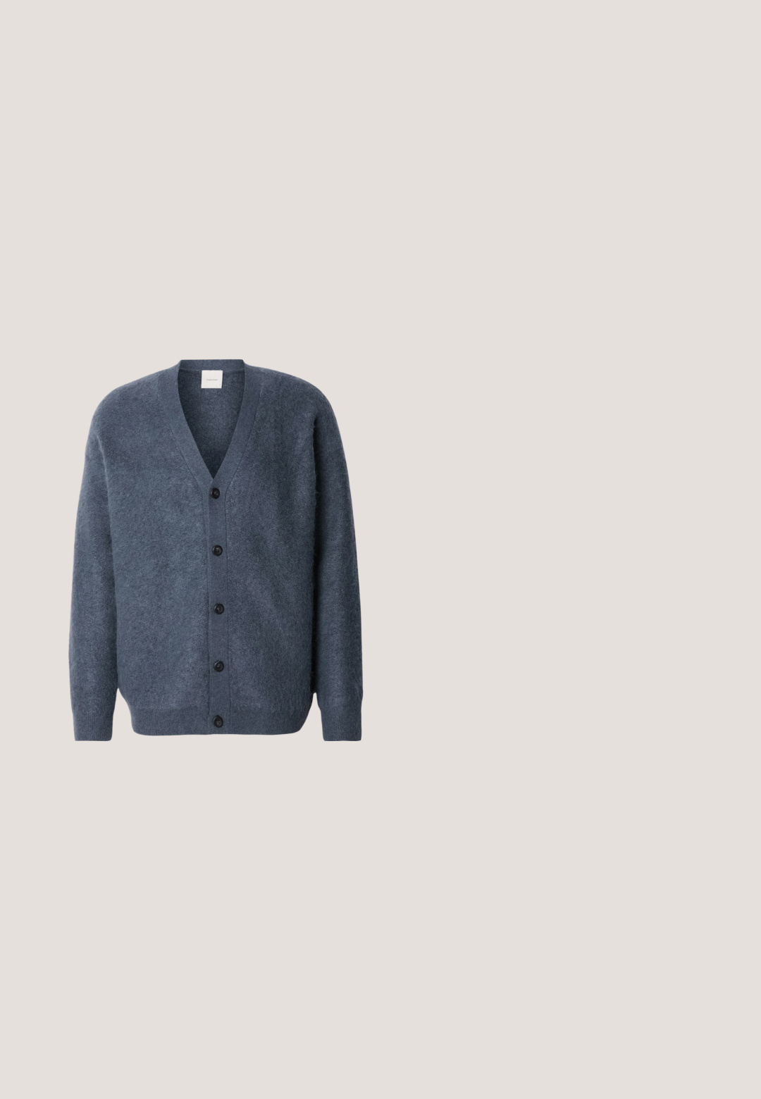 Grau Wolle Cardigan mit V-Ausschnitt, langen Ärmeln, fünf schwarzen Knöpfen auf der Vorderseite und einer weichen, strukturierten Oberfläche.; Samsøe Samsøe RYAN SHIRT - Hemd - salute; Hellblaue gerade geschnittene Jeans im Five-Pocket-Design mit Knopfverschluss an der Taille, präsentiert vor einem schlichten Hintergrund.; Calvin Klein HYBRID CUP - Slipper - triple black; Schwarze strukturierte Lederaktentasche mit zwei Griffen und silbernen Reißverschlussanhängern, zentriert auf weißem Hintergrund.; Schwarzer Leder-Gürtel mit rechteckiger Metallschnalle. Verfügt über eine glatte Textur und ein minimalistisches Design, rollt am Ende leicht.