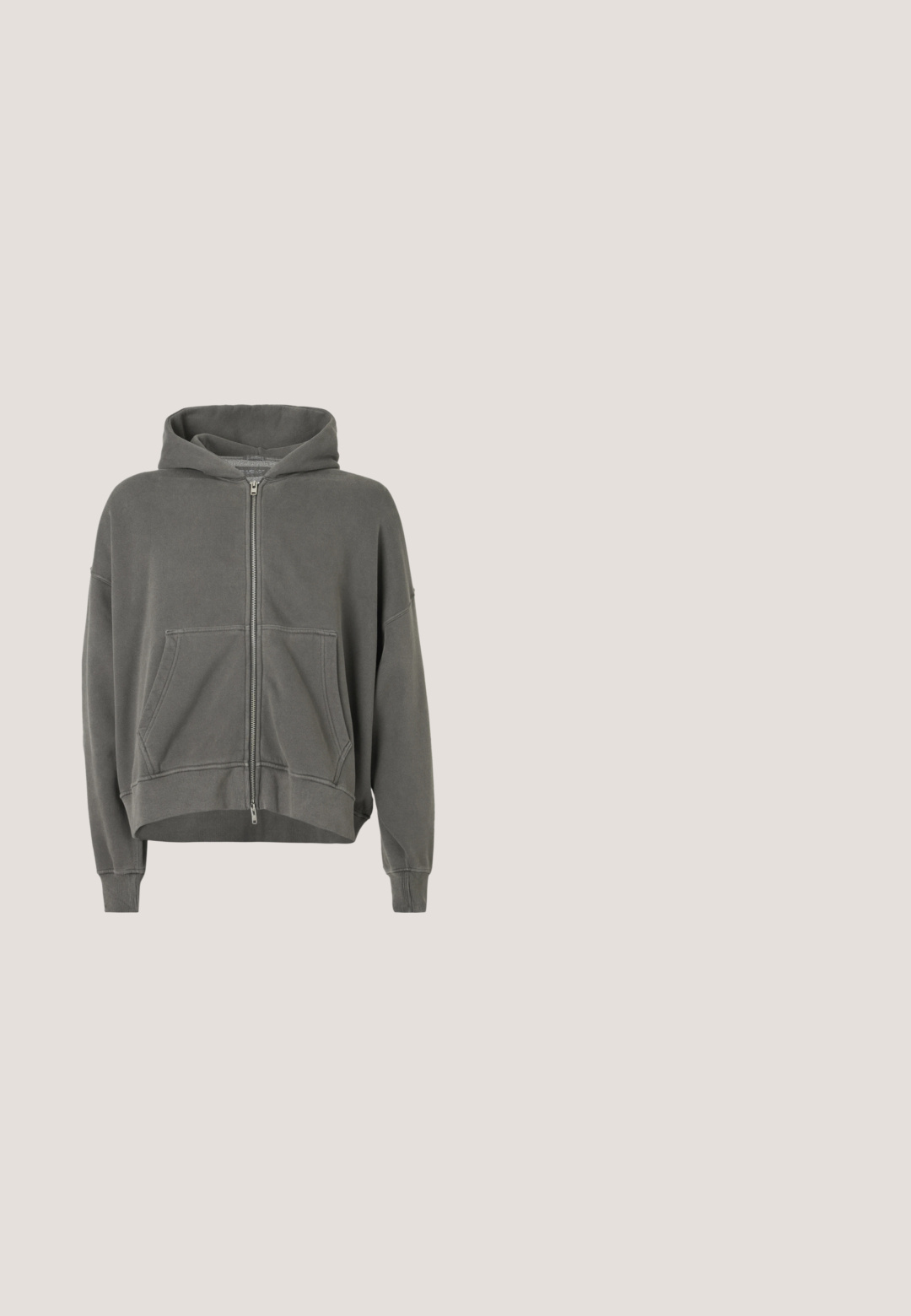 Sweat à capuche gris zippé, avec poches avant et design court. Tissu texturé avec une coupe décontractée et des poignets côtelés.; Débardeur côtelé gris clair sans manches avec encolure ronde et petit logo noir "Pepe Jeans" sur la partie supérieure gauche de la poitrine.; Pantalon de survêtement gris foncé en tissu doux et extensible. Il dispose d'une taille élastique avec cordon de serrage réglable et de jambes larges.; Baskets basses blanches avec semelle beige, panneaux latéraux perforés, couture décorative et accent gris sur l'onglet du talon, placées sur un fond uni.; Sac fourre-tout en tissu doux bleu vif avec une bandoulière en corde noire et blanche sur un fond clair uni.; Collier chaîne en argent avec pendentif croix texturé présentant des clous pyramidaux et un fermoir réglable.