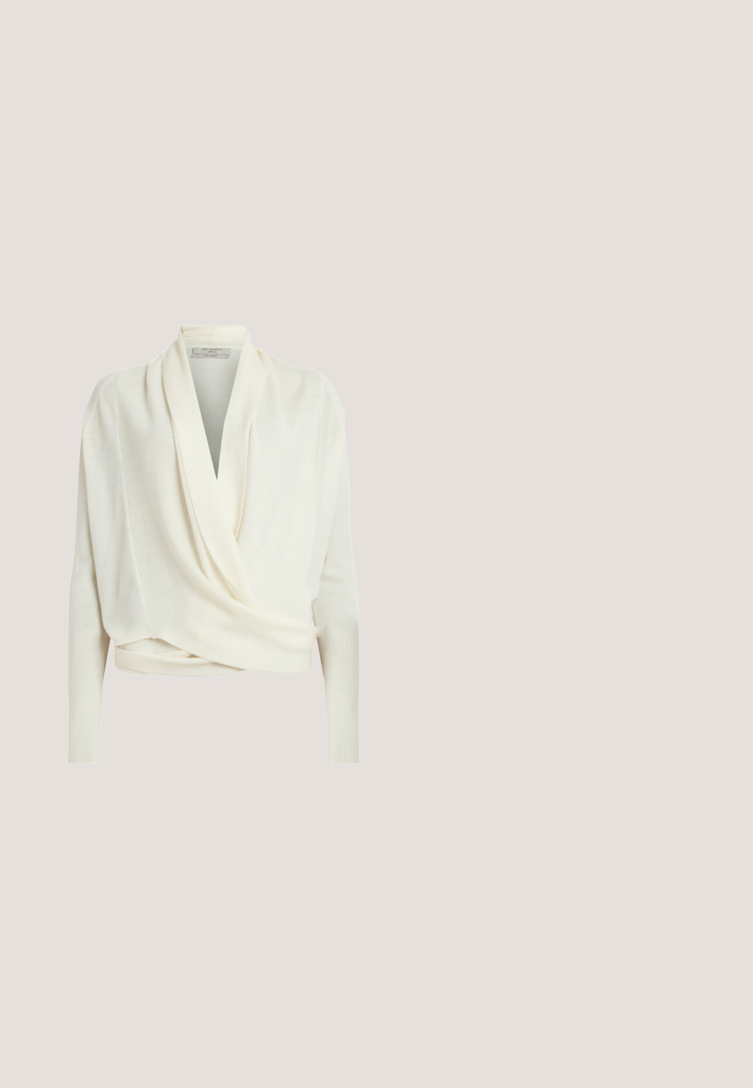 Weißer Wickelpulli aus weichem Strickstoff, mit einem drapierten Vorderteil, langen Ärmeln und gerippten Texturen an den Bündchen und am Saum.; Cremefarbenes ärmelloses Camisole-Top mit dünnen verstellbaren Trägern und geradem Ausschnitt auf weißem Hintergrund.; Beige Satin-Midirock mit glatter Textur und ausgestelltem Design von der Taille bis zum Saum, in A-Linie. Keine sichtbaren Muster oder Akzente.; Rosa Leder-Ballerina mit spitz zulaufender Zehenpartie, glatter Textur, minimalen Akzenten und einer durchgehenden hellbraunen Sohle. Einfaches Design, ohne Verzierungen.; Pinkfarbene Leder-Crossbody-Tasche mit goldfarbener Kettenriemen und rechteckiger goldener Schnalle vor weißem Hintergrund.; Rosa Satin-Haargummi mit kleinen dekorativen Perlen und einem kleinen Stoffetikett auf weißem Hintergrund.