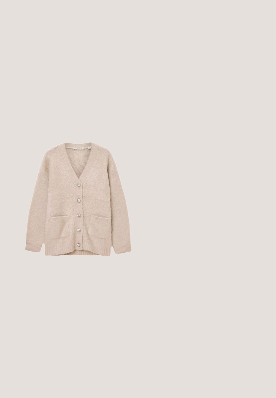 Beige vest gemaakt van zacht, pluizig materiaal. Heeft een V-hals, zes decoratieve knopen, twee frontzakken en een losse pasvorm.; Mouwloos vest in crèmekleur, gemaakt van zacht, gestructureerd sherpastof met drukknopen aan de voorkant en een V-halskraag.; Lichtroze T-shirt met lange mouwen en een ontspannen ronde hals, gemaakt van zachte stof met een subtiele heatherstructuur.; Crème-kleurige wijde broek gemaakt van een zachte katoenmix. Heeft een elastische tailleband met trekkoord en een subtiele gespikkelde textuur.; Beige suède instapschoen met een zachte, fluffy crème schapenvachtvoering. Voorzien van een platte, gestructureerde rubberen zool voor grip.; Beige gebreide sjaal met een visgraatmotief en een geribbelde textuur. Bevat een klein wit label met "CECIL" in zwarte tekst.