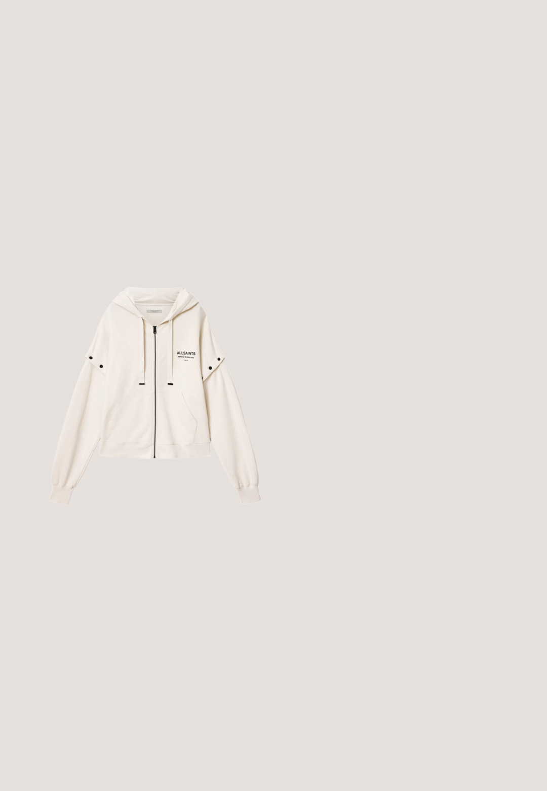 Crèmekleurige hoodie met rits, capuchon, voorzakken, drukknopen op de mouwen en het "ALLSAINTS"-logo op de linkerborst.; Lichtroze T-shirt met korte mouwen, ronde hals en subtiele tekst "Polo Club" in kleine geperforeerde stippen op de voorkant.; Lichtblauwe rechte jeans van denim, met vijf zakken, een knoop- en ritssluiting, en subtiele vervaging op de stof.; Sneakers met een crèmekleurige canvas bovenwerk, bruin suede accenten, een groot gestileerd logo en een beige rubberen zool met textuur voor extra grip.; Bruine suede handtas met twee ronde handvaten, gouden hardware, een klein label en een soepele ritssluiting. Bevat subtiele gestikte accenten.; Gouden ketting met een octagonale zwarte steen in het midden, geflankeerd door twee kleine rechthoekige heldere stenen op een delicate ketting.