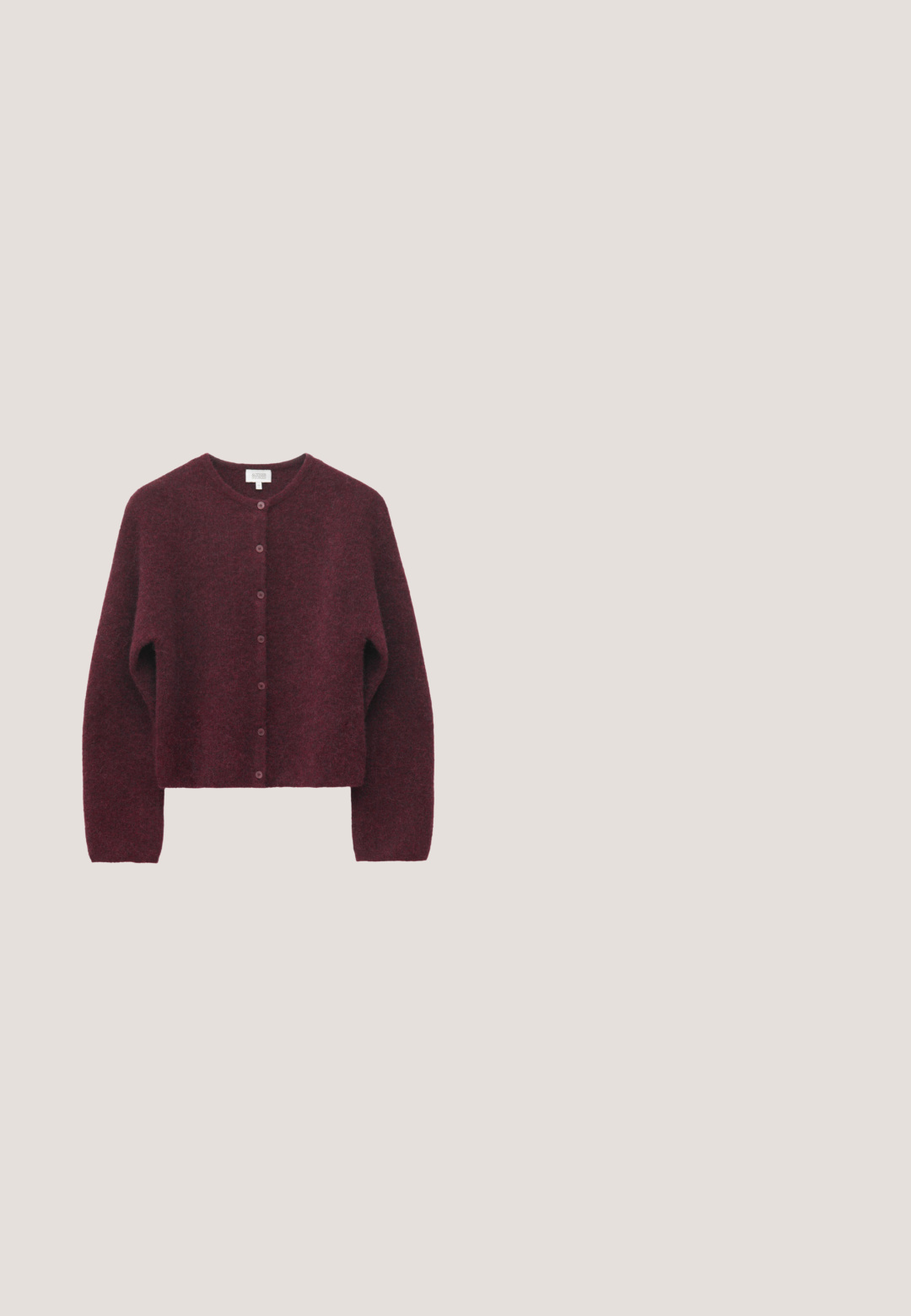 Cardigan met lange mouwen en knopen in donker bordeauxrood wol, met een ronde hals en een licht cropped fit.; Witte langarmshirt van zachte katoen, met een ronde halslijn, een losse pasvorm en zijsplitten voor gemak in beweging.; Bordeaux wijde pijpen broek gemaakt van een gladde stof, met een rechte voorkant, riemlussen en een op maat gemaakte uitstraling met geplooide details.; Bruine suède enkellaars met een spitse neus, elastische zijkanten en een blokhak. De bovenkant heeft een gladde textuur en een aansluitende silhoutte.; Bordeaux suède handtas met ruitstiksels, gouden rits en dikke gevlochten hengsel, tegen een effen lichte achtergrond.; Donkerpaarse hars oorbellen in de vorm van halve manen, met zilverkleurige metalen accenten en transparante plastic achterkanten voor een stevige bevestiging.