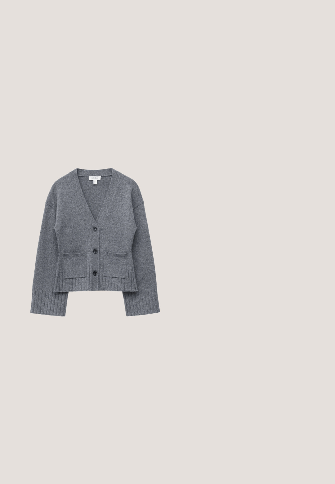 Grå strikket cardigan med knapper, lange ærmer, to påsyede lommer foran samt ribstrikkede manchetter og kant.; Ærmeløs lysegrøn tanktop med rund halsudskæring, glat stof og diskret logodetalje ved nederste kant.; Denimjeans i en lys til mørk blå gradient, med et afslappet, bredt benfit, fem-lomme design og synlige syninger.; Hvid sneaker med en tekstureret lyserød detalje ved hælen og en dekorativ lynlås. Har et perforeret design på siden.; Hvid skuldertaske i læder med gulddetaljer og justerbar rem, der har et diskret brandlogo på frontlommen.; Guld hoops øreringe med en poleret overflade, der har en rund form og en hængselåbning. Glat tekstur og minimalistisk design.