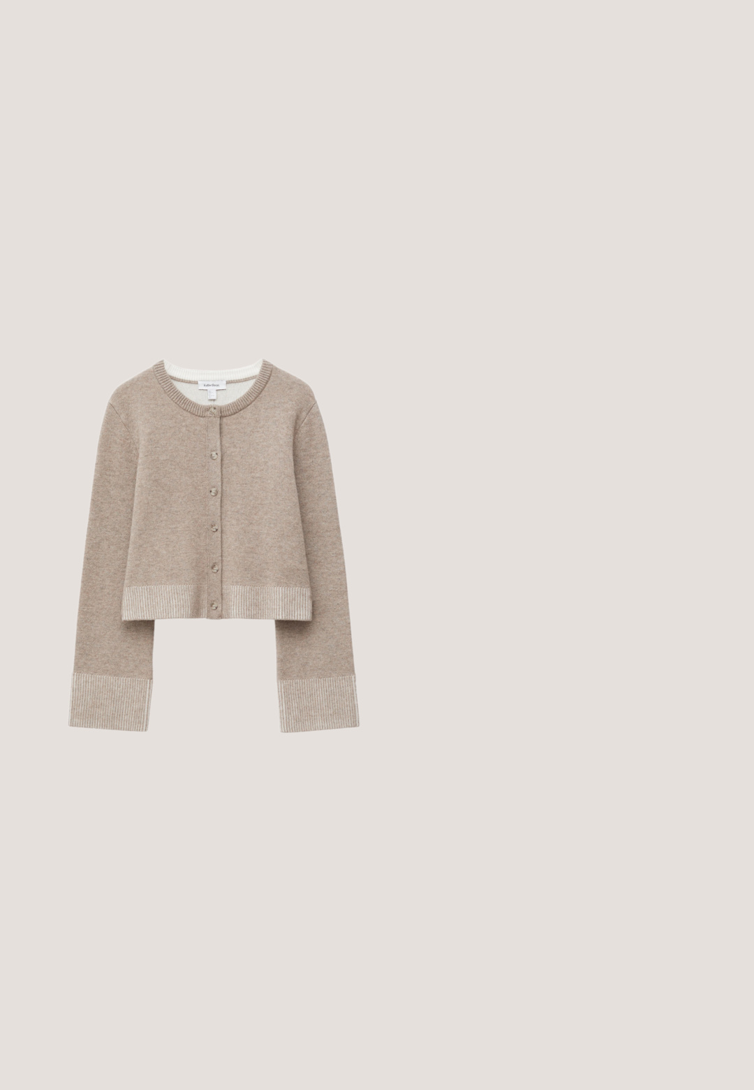 Beige gestrickte Strickjacke mit Rundhalsausschnitt, Knopfleiste und gerippten Bündchen. Weiche Textur mit cropped Design und hellgrauen Akzenten.; Schwarzes Baumwoll-T-Shirt mit kurzen Ärmeln, featuring ein rotes dreieckiges Grafiklogo mit "GUESS® U.S.A." und einem Fragezeichen-Design.; Weiße gerade Jeans aus Denim, mit einem frontalen Knopfverschluss, zwei seitlichen Taschen und dezenten Nähdetails.; Weißer Ledersneaker mit gemustertem Seitenpaneel, braunem Ferseneinsatz und einer beige-gummierten Sohle. Verfügt über flache Schnürsenkel und ein flaches Design.; Schwarze Handtasche aus Kunstleder mit goldener Kettenriemen, mit einem gemusterten Äußeren und einer dreieckigen Logo-Plakette auf der Vorderseite.; Goldene Gliederarmkette mit rundem Anhänger, besetzt mit klaren Kristallen und einem Karabinerverschluss, inklusive eines kleinen dreieckigen Markentags.