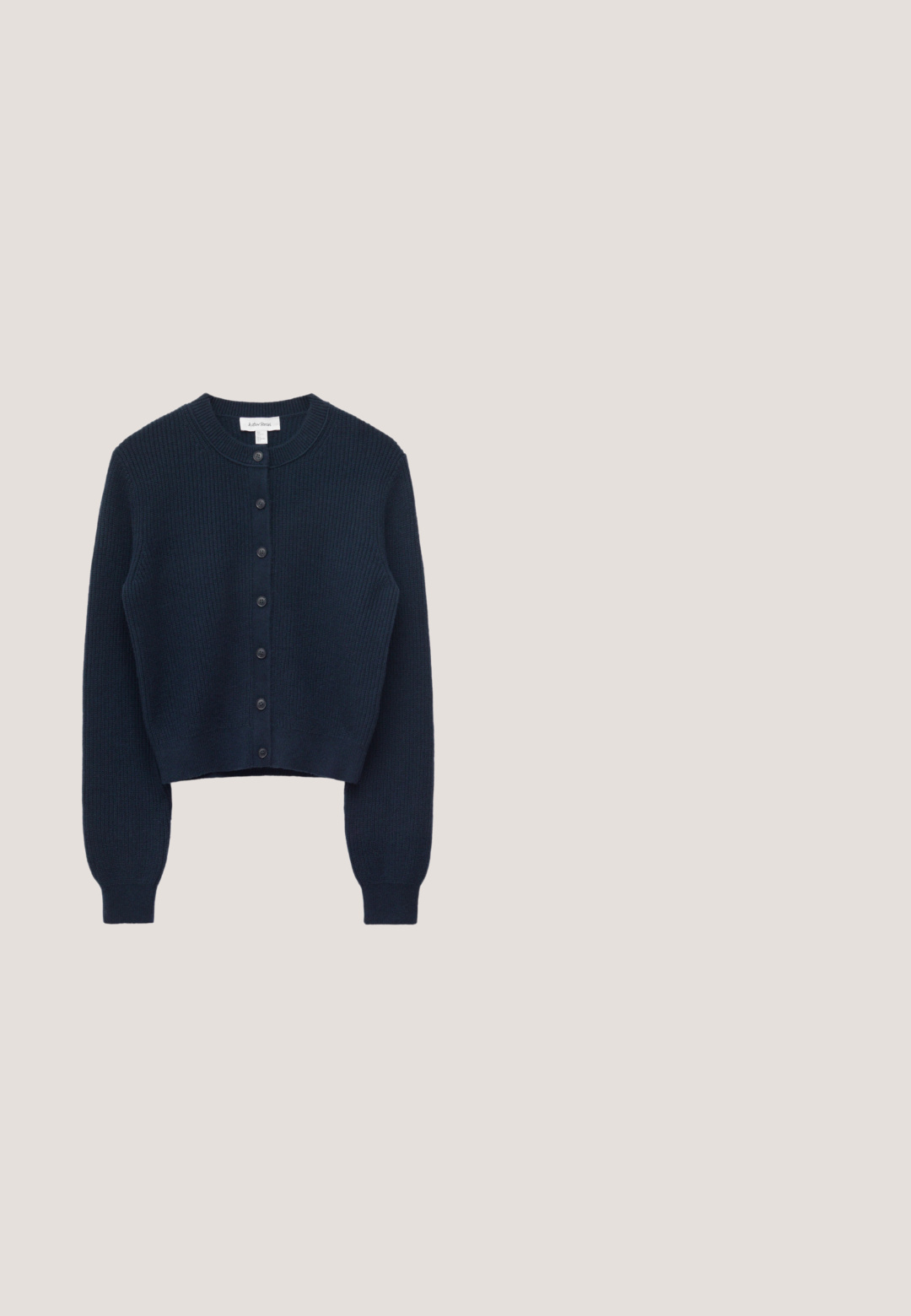 Mørk marineblå ribstrikket cardigan med lange ærmer, rund halsudskæring og foran lukning med syv knapper.; Lilla kortærmet t-shirt lavet af blødt stof, med en rund hals og en lige kant, med en glat tekstur og uden synlige mønstre.; Sorte, løstsiddende bukser med vidde fremstillet af et åndbart mesh-stof. Har en elastisk talje med snøre til justering.; Suede træningssko i lyseblå med hvide snørebånd og hæl accent. Har perforeret design og en gummisål for godt greb.; Sort tote bag lavet af holdbart stof, med glitrende, pailletbelagte stropper og et enkelt, udekoreret design. Åben top med rummeligt interiør.; Par skinnende sølvfarvede snoede hoops på hvid baggrund.