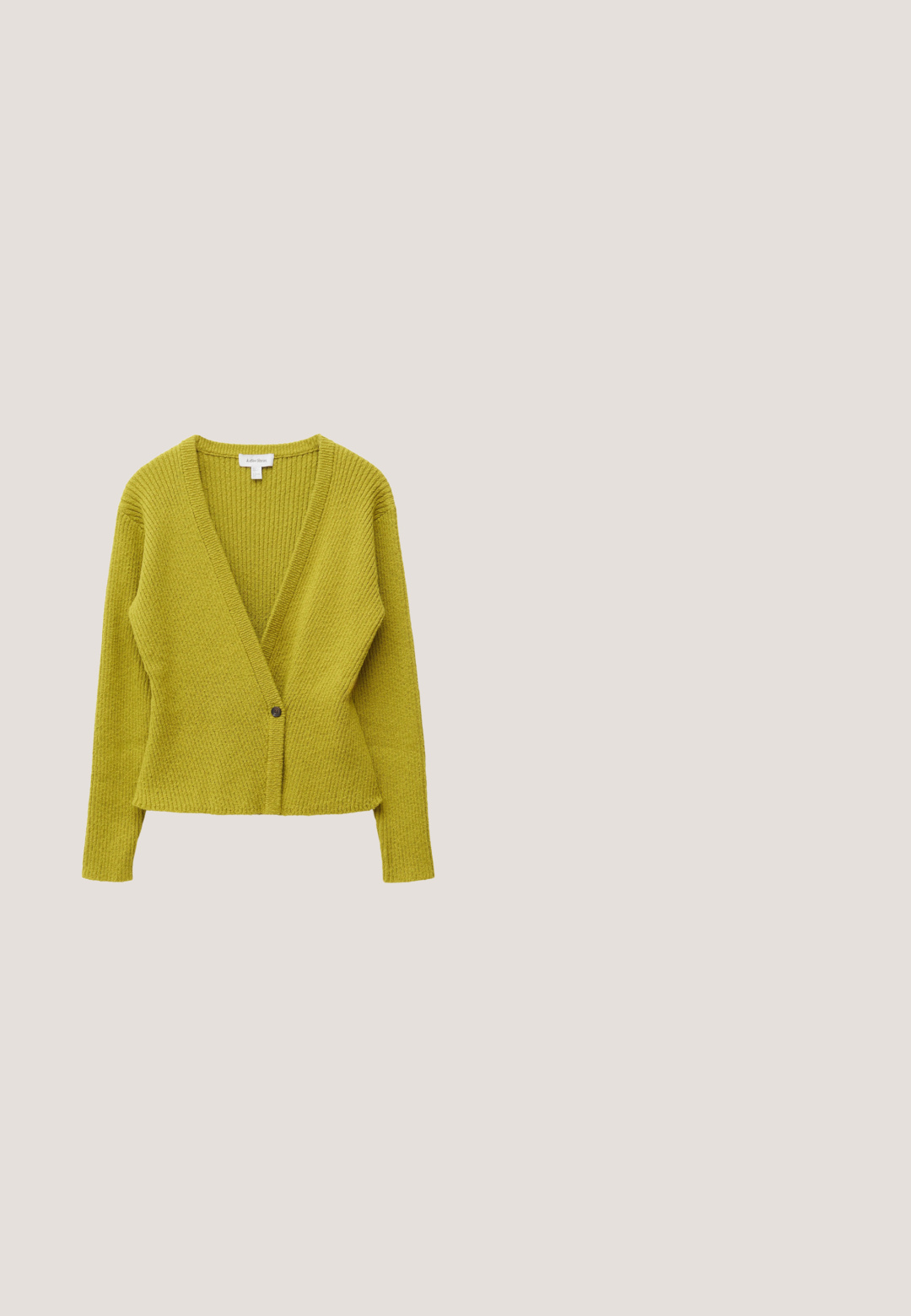 Langærmet ribstrikket cardigan i limegrøn med dyb V-hals og enkelt mørkt knaplukning foran i midten.; Sort bralette med en glat overflade, der har tynde stropper, som krydser hinanden på ryggen for et minimalistisk design.; Sorte plisserede bukser med bredt ben og elastisk talje. Stoffet har lodrette plisseringer og en glat tekstur.; Sort Mary Jane sko med en side spænde og et lille metallisk logo, placeret på et beige tæppe nær et brunt rundt bord.; Vævet håndtaske i sort og hvid med en rund form, tekstureret overflade og et fletet håndtag. Velegnet til afslappet brug.; Sølv hoop øreringe med tre lagdelte halvcirkelformede bånd, hvoraf det ene er udsmykket med små klare krystaller på en lys baggrund.