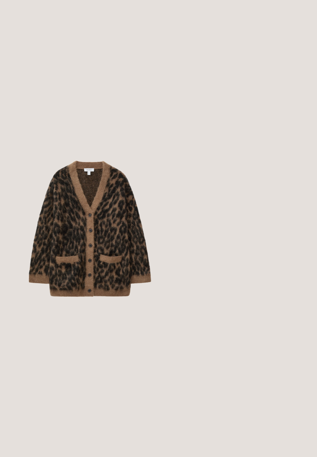 Brun og sort lodden cardigan med leopardprint, V-hals, fem knapper og to forlommer.; Lang, gennemsigtig kjole med en rynket halsudskæring i et abstrakt mønster i rød og creme. Har lange ærmer og en knytte-detalje foran.; Spids tå højhælet sko i brunt mønstret materiale med en metallic guld tåhætte og en sort stilet hæl for ekstra højde.; Firkantede solbriller med et brunt skildpaddemønster, brune linser og gyldne detaljer på stængerne. Fremstillet af plastmateriale.; Metallisk guld crossbody taske med stjerne-mønsteret quiltet tekstur, sorte accenter, lynlås lukning og en justerbar skulderrem.; Armbånd i guldfarve med tre hjerter: et centralt poleret hjerte flankeret af to prikkede hjerter, med en fin kæde og justerbar lukning.