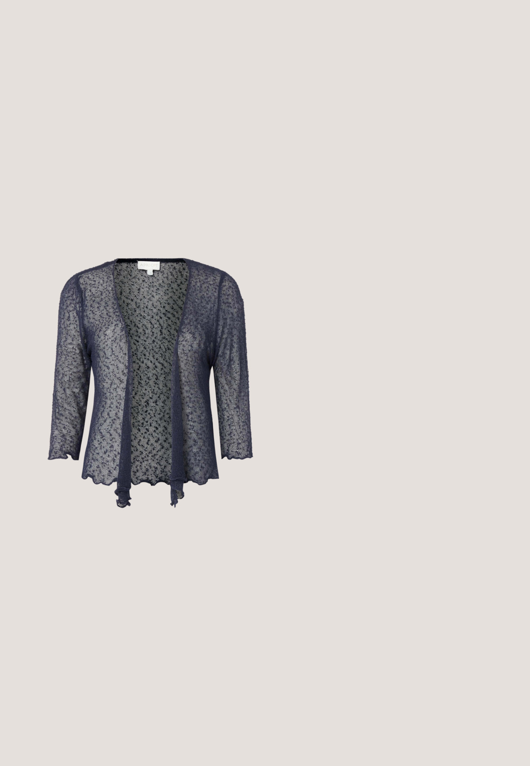 Apricot Gilet - marineblau; Robe noire à motifs floraux avec manches longues, taille froncée et jupe à volants. Présente un motif floral coloré et une texture de tissu lisse.; Escarpin noir en cuir avec un bout pointu et un petit talon. Texture lisse, design épuré et détails subtils au niveau du talon.; Sac à main en cuir crème avec une poignée supérieure, une fermeture à torsion dorée et un porte-clés attaché sur le côté.; Collier en fil d'or mettant en avant une seule perle blanche ronde au centre, avec un design minimaliste et une texture lisse.; Ceinture en cuir noire avec une boucle dorée en forme de double C, plusieurs trous de réglage et une seule boucle en cuir près de la boucle.