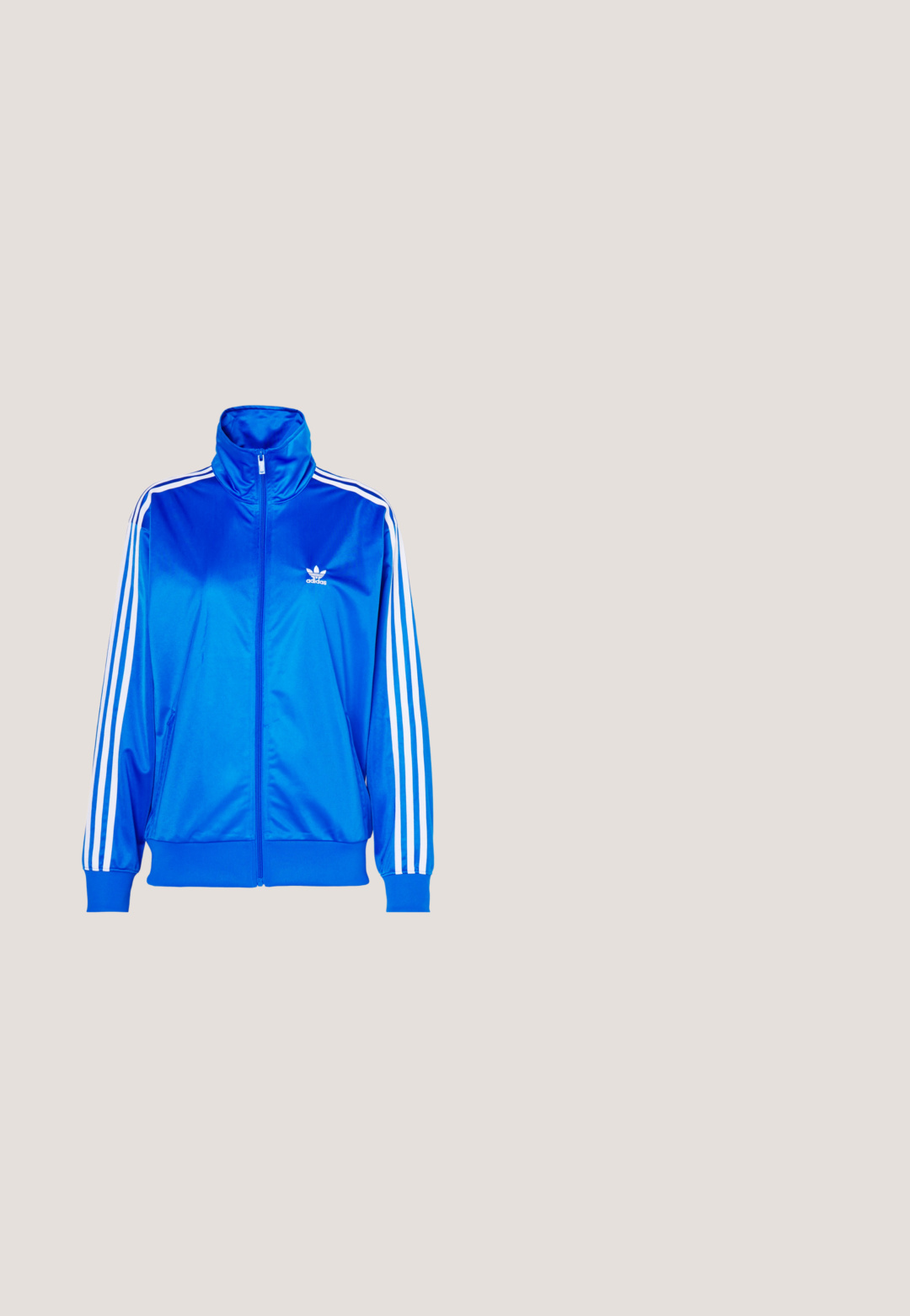 adidas Originals ADICOLOR CLASSICS FIREBIRD  LOOSE - Sweat zippé - blue bird; Débardeur vert avec des accents jaunes, fabriqué dans un matériau extensible. Présente un grand logo "adidas" jaune sur le devant et des bretelles fines.; Pantalons de sport verts en matériau lisse et léger, avec des rayures noires sur les côtés et un logo brodé à l'avant.; Chaussure de sport vert clair avec des accents orange, présentant une texture lisse, une forme arrondie, une semelle plate et un détail du logo sur le côté.; Petit sac bandoulière rose brillant avec deux poches verticales zippées et une bandoulière réglable, présenté sur un fond uni.; Une paire de boucles d'oreilles en argent poli en forme abstraite avec des extrémités arrondies, présentée sur un fond léger et neutre.