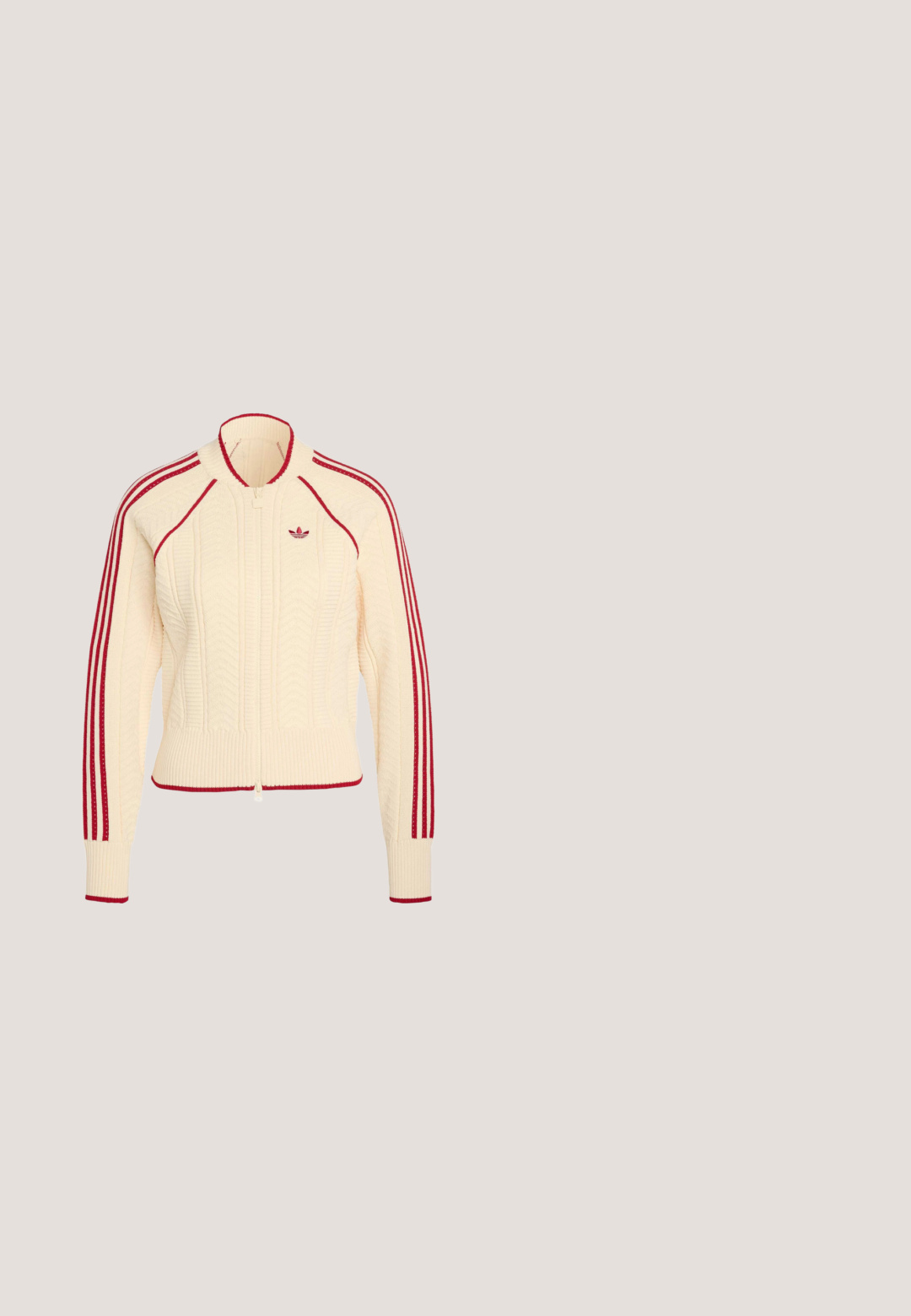 Cremefarbene Strickjacke mit Reißverschluss, roten Streifen an Ärmeln und Kanten, mit kleinem rotem Adidas-Logo auf der Brust.; Rotes Fußballtrikot mit langen Ärmeln, weißem Kragen und weißen Ärmelbündchen. Es hat drei weiße Streifen auf den Schultern und das "adidas"-Logo ist auffällig platziert.; Roter Baumwollrock mit voluminöser Form, geraffter Taille und schwarzen Seitenstreifen. Kleines Logodetail in der Nähe des Saums. Glatte Textur.; Rote Wildleder-Sneaker mit drei weißen Streifen, runder Zehenpartie und strukturiertem Profil, kombiniert mit hellblauen Jeans auf einem grünen Hintergrund.; Rote rechteckige Adidas-Schultertasche mit weißer Paspelierung und langen weißen Griffen, mit schwarzem und goldenem Logodetail vorne.; Goldener Gliederarmband mit länglichen Gliedern und einem roten, herzförmigen Anhänger.