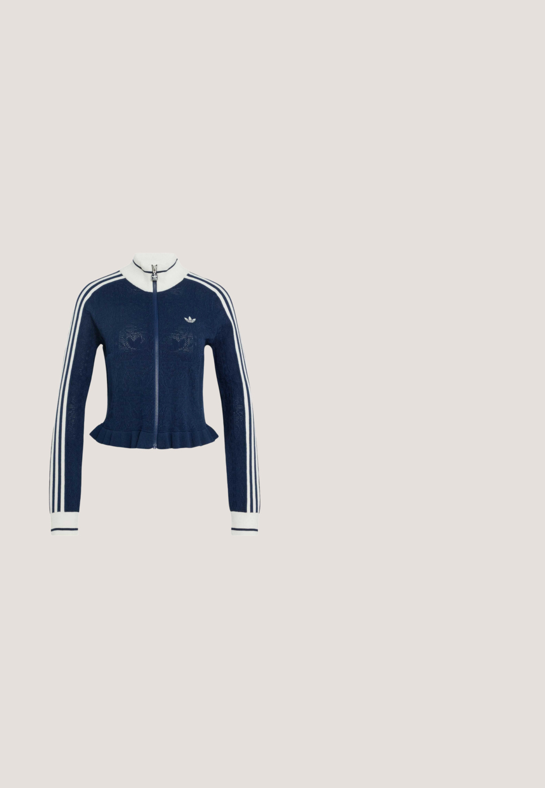 Marineblå lynlåstrøje med hvide striber på ærmerne, hvid krave og manchetter, Adidas-logo på brystet og flæset kant.; Marineblå atletisk T-shirt med korte ærmer med hvide tredobbelte striber på skuldrene og lille hvid Adidas Trefoil-logo på brystet.; Lysblå træningsbukser med elastisk talje, sidelommer med lynlås og sorte sideaccenter. Blødt stof med en løs design i bred ben.; Lyseblå sneakers med hvide accenter, prydet med tre lilla striber, struktureret stof og en blød, mønstret sål. Sammen med hvide ribbede sokker.; Marineblå stof håndtaske med to korte håndtag, justerbar skulderrem, guldfarvet lynlås og et hvidt Adidas trefoil-logo foran.; Halskæde med små runde flerfarvede perler og små grå stenperler, sikret med en guldlobsterlås på en hvid baggrund.