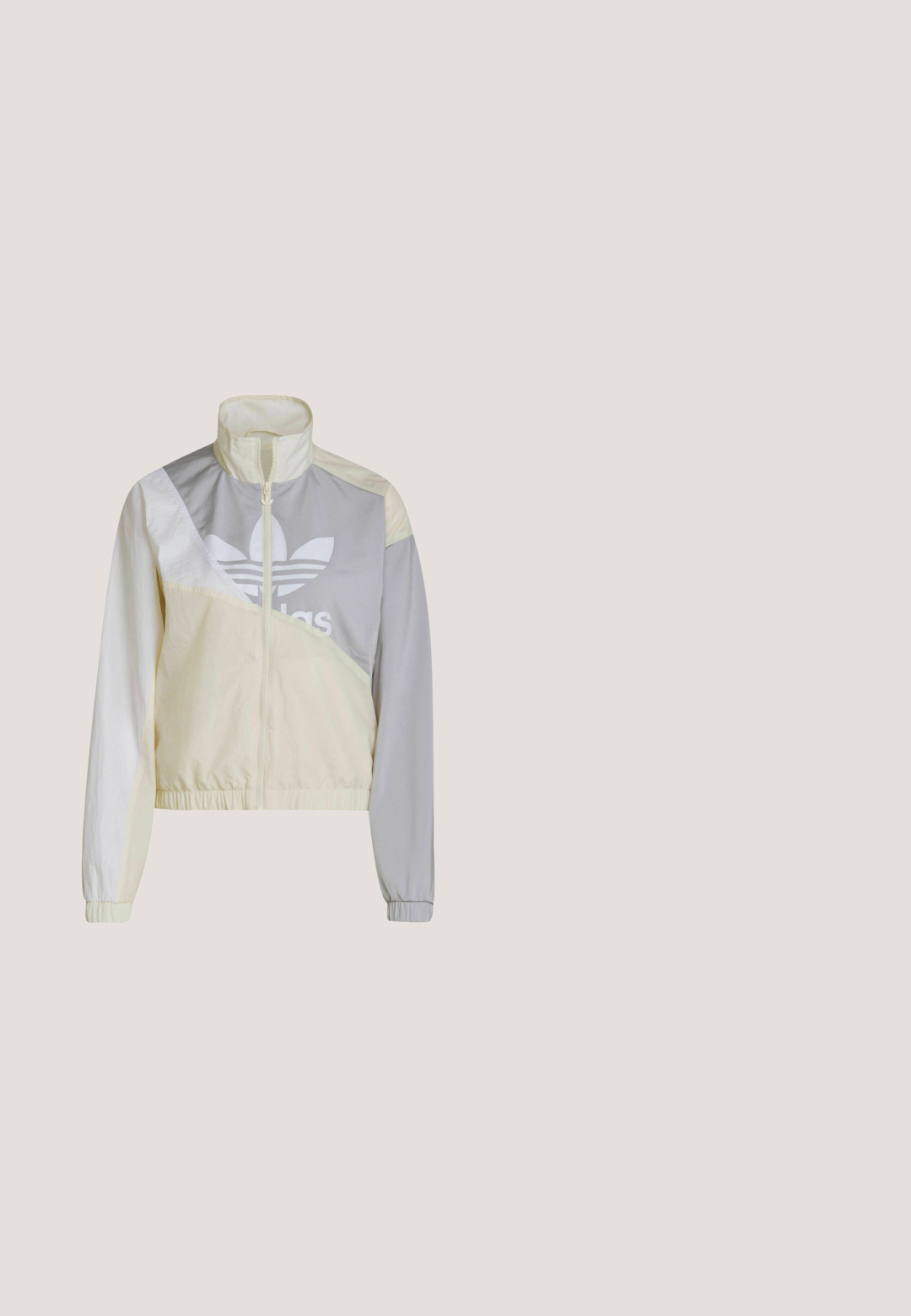 adidas Originals Sudadera con cremallera - beige; Camiseta deportiva recortada en color beige con mangas cortas, sección inferior acanalada y logo sutil en el pecho. Textura suave, diseño ajustado.; Pantalones cortos deportivos beige con cintura elástica y pequeño logo de Adidas en la parte inferior derecha, diseñados para ropa casual o deportiva.; Deportiva de ante beige claro con suela texturizada, tres franjas en el lateral, dos juegos de cordones en beige y azul oscuro atados en la parte superior.; Bolso de hombro beige de Adidas con asas cortas y correa ajustable, con un pequeño logo negro de Adidas en el centro frontal.; Pulsera de perlas blancas irregulares con una cuenta grande e irregular de color lavanda-azul como colgante central y un cierre de palanca metálico.