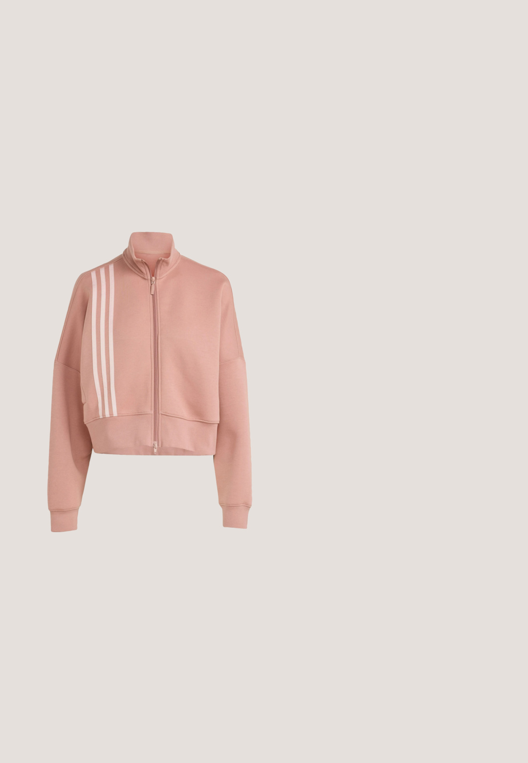 Sudadera cortada de color rosa claro con cuello alto, cremallera completa y tres franjas blancas en la manga izquierda. Textura suave, diseño casual.; Cárdigan de manga corta con una parte superior marrón y una sección inferior crema, que presenta un cuello en V, cierre con botones y un diseño sutil de tres rayas.; Pantalones de chándal gris claro con un corte holgado, cinturilla elástica y textura suave. Presenta un sutil logo en un lado. Diseño casual.; Zapato bailarina rosa con textura floral, detalles en cuero blanco y tres rayas blancas. Cuenta con una suela suave y una cinta para atar.; Bolso pequeño curvado de hombro en color malva con correa ajustable y logo en relieve sutil en el frente, compartimento principal con cremallera.; Collar de perlas con perlas redondas de color blanco marfil y textura suave, cerrado con un broche de plata. Diseño sencillo y con perlas espaciadas de manera uniforme.