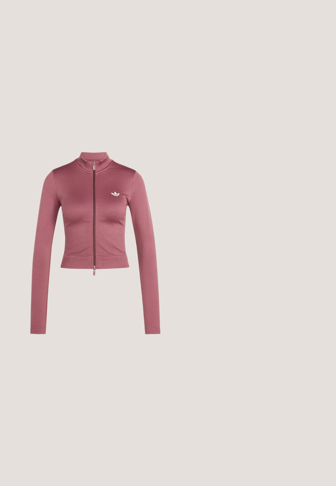 Mauve cropped sportjack met volledige ritssluiting vooraan, geribbelde manchetten, hoge kraag en wit Adidas Trefoil-logo op de borst.; Wit aangesloten sportshirt met korte mouwen, rode raglanmouwen, rode kraag, drie witte strepen op de mouwen en klein logo op de linkerborst.; Roze trainingsbroek met zwarte zijstrepen, elastische tailleband en een klein logo; gemaakt van een gladde, lichte stof.; Roze canvas schoenen met een zachte textuur, voorzien van een vetersluiting en een ondergrond van gumrubber. Decoratieve accenten en drie strepen aan de zijkant.; Glanzende donkerblauwe handtas met dubbele handvatten en verstelbare riem, met een groot wit Adidas trefoil-logo aan de voorkant.; Ronde roze gepolijste kralenketting met gouden sluiting, gerangschikt in een cirkel op een witte achtergrond.