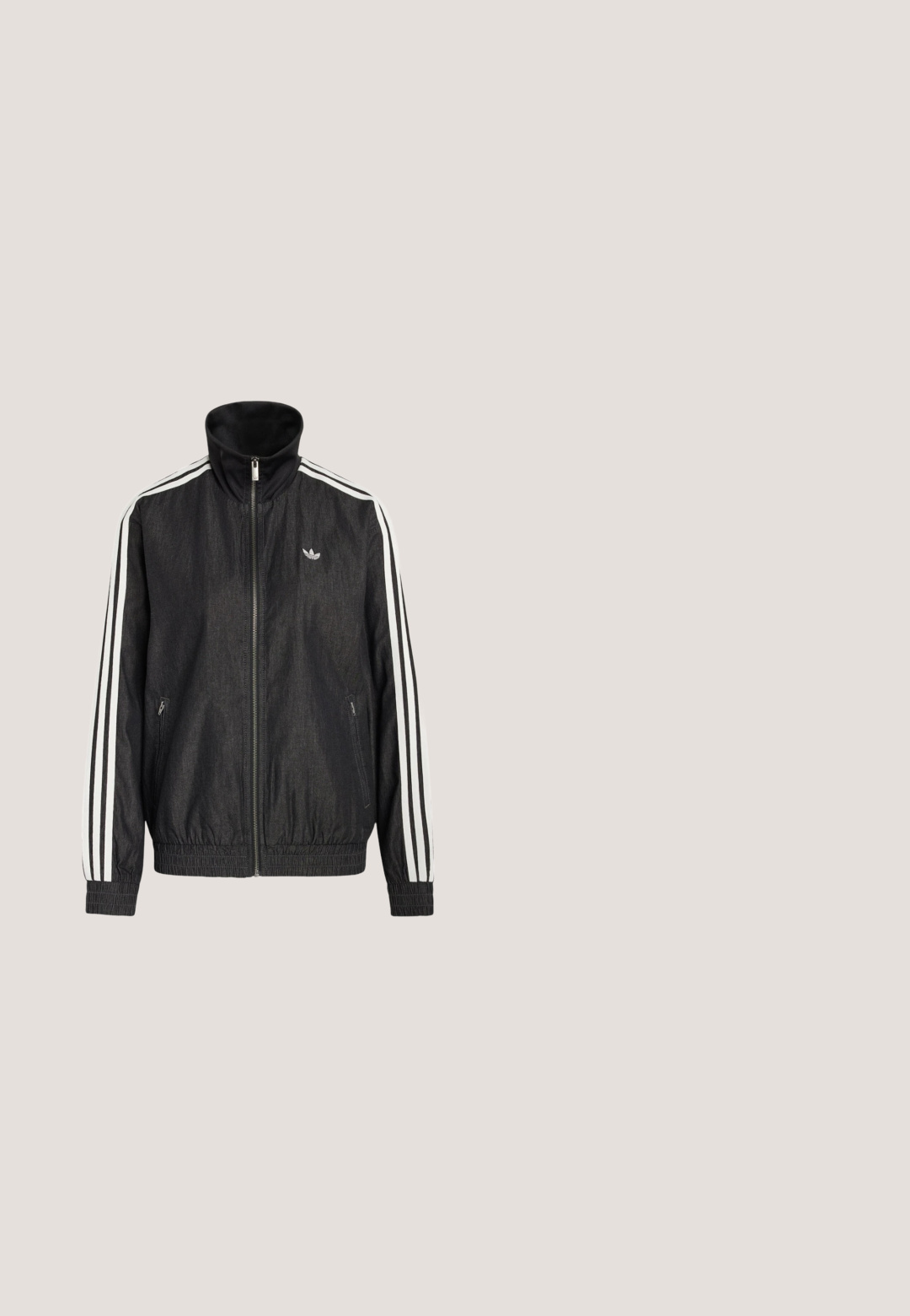 Chaqueta deportiva negra con cremallera, con el detalle de tres franjas blancas en las mangas y puños y bajo elásticos, con un pequeño logo en el pecho.; Camiseta deportiva blanca de manga corta con acentos negros de tres rayas, diseño de cuello en v y logotipo tonal en el pecho. Textura de tela suave.; Pantalones de chándal gris claro con una cintura elástica acanalada, piernas ajustadas y tres franjas diagonales negras cerca de los puños. Textura suave.; Zapatilla blanca con escamas plateadas metálicas, con tres franjas blancas y acentos texturizados. Suela de goma, diseño de perfil bajo.; Bolsa Adidas negra con herrajes dorados, detalles blancos, cierre de cremallera, patrón texturizado, asas dobles y correa de hombro desmontable.; Pendientes de aro torcido de plata con un diseño en espiral, textura lisa y reflectante, y cierre de poste.