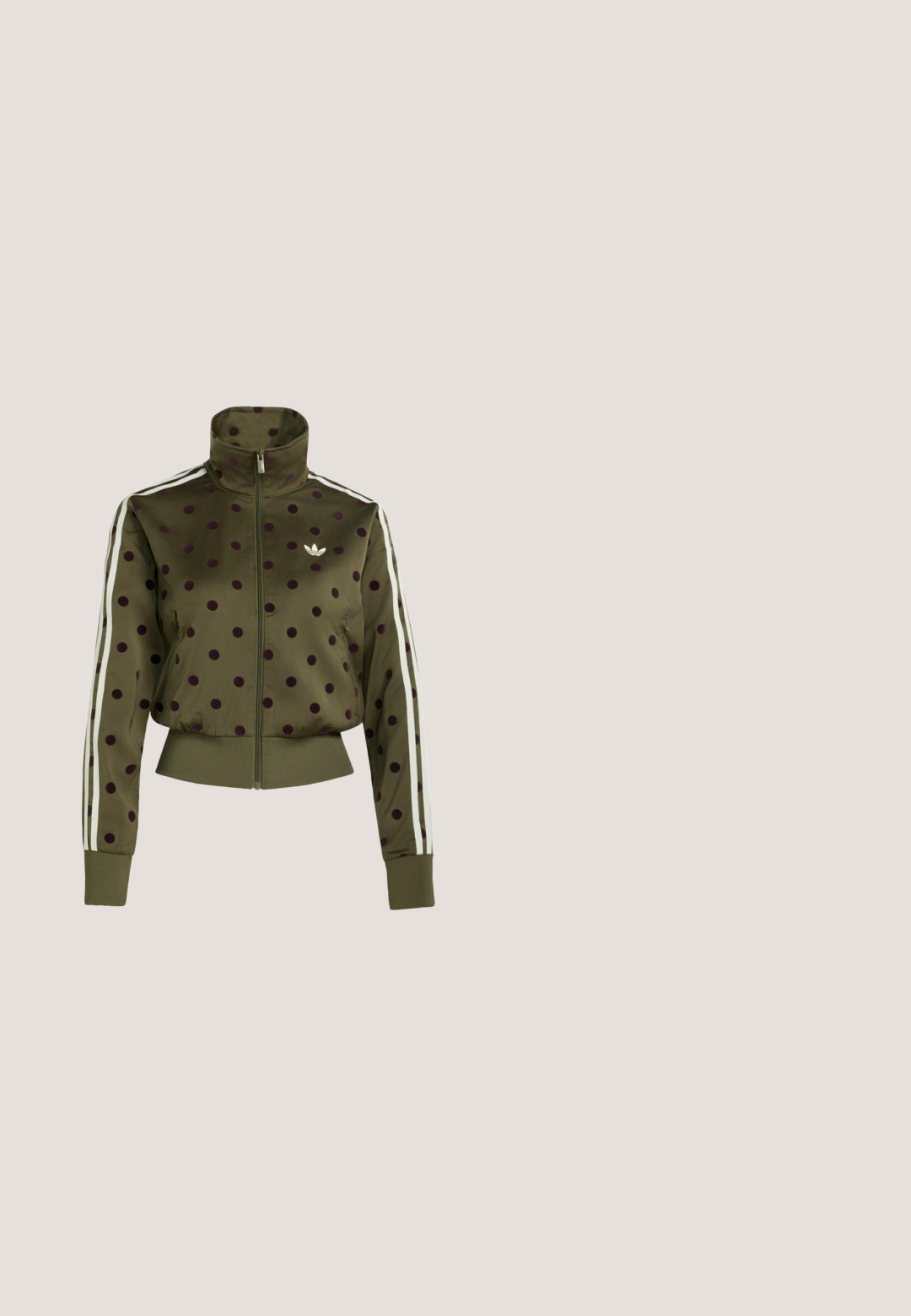 Olivengroene Adidas-jas met ritssluiting, zwarte polkadots, witte drie-strepen details op de mouwen en geribbelde boorden en zoom.; Groen T-shirt met korte mouwen, helderroze strepen op de schouders en het Adidas trefoil-logo op de borst.; Donkergroene sportshorts met een elastische tailleband, voorzien van gele zijstrepen en een geborduurd geel logo op het onderbeen.; Groene Adidas Japan suède sneaker met beige strepen, beige zool en vetersluiting, zijaanzicht op witte achtergrond.; Zwarte schoudertas met verticale strepen van blauwe en witte bloemen en een klein zwart Adidas logo in het midden.; Paar roze sterrenvormige oorbellen bezet met strass-steentjes en een centrale ronde groene edelsteen op een eenvoudige lichte achtergrond.