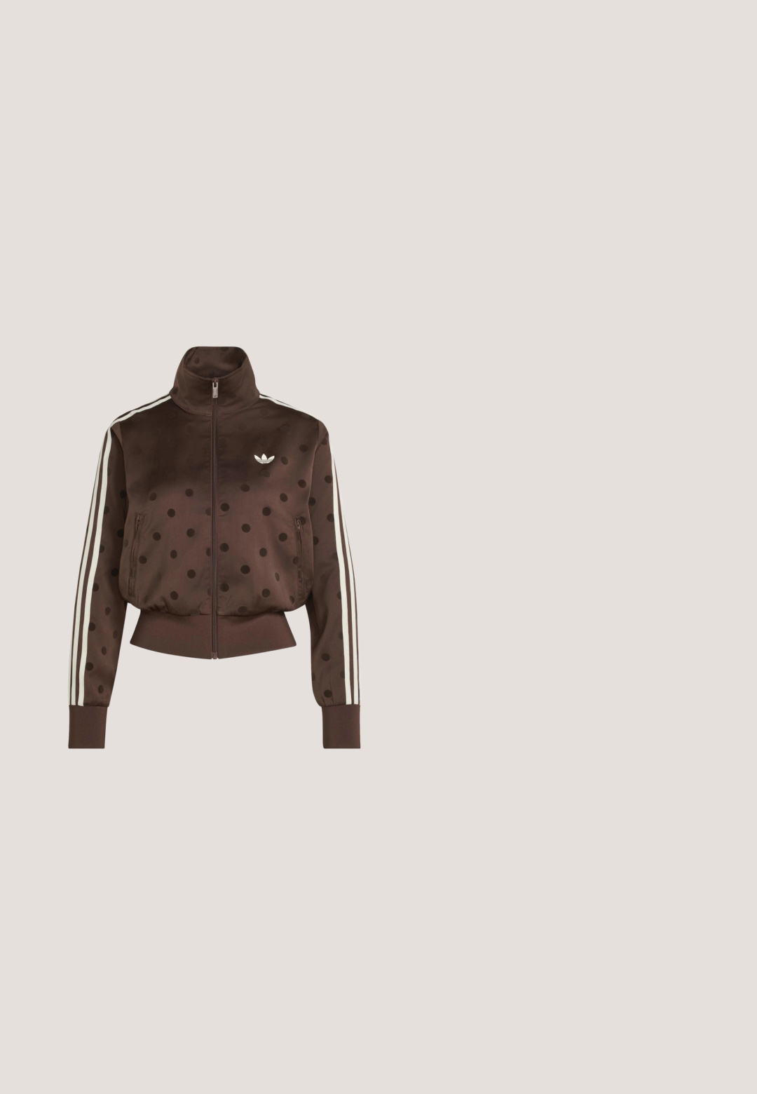 Braune Jacke mit Reißverschluss und schwarzen Punkten, weißen Streifen an den Ärmeln, elastischen Bündchen und Saum sowie einem kleinen weißen Adidas-Logo auf der Brust.; Braunes, geripptes Crop-Top mit kurzen Ärmeln, rundem Ausschnitt und einem strukturierten Saumband am unteren Rand mit einem dezenten Logomuster.; Braune Sportshorts aus glattem Stoff mit lockerer Passform, die weiße seitliche Streifen und ein besticktes Logo am unteren linken Saum aufweisen.; Brauner Adidas Superstar Sneaker mit burgunderfarbenen Streifen und cremefarbener Zehenkappe, schwebt über einer Betonkante mit verschwommenem Treppenhintergrund.; Braune Samt-Hobo-Tasche mit einem geschwungenen Henkel, der ein Strass-"Juicy"-Logo auf der Vorderseite trägt. Glatte Textur und weiche Form.; Halskette mit kleinen weißen Perlen, goldener Kettenverschluss und einem goldenen Schmetterlingsanhänger, der mit winzigen Perlen und Kristallen verziert ist.