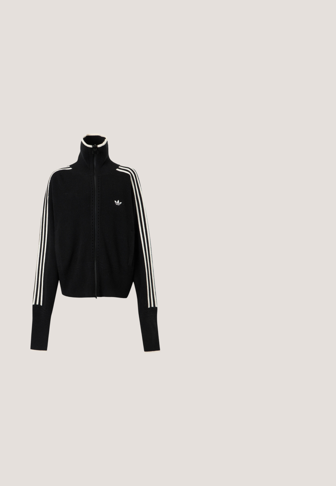 Chaqueta Adidas negra con cremallera completa y cuello alto, tres franjas blancas en las mangas, puños acanalados y pequeño logo de trébol de Adidas en el pecho.; Camiseta Adidas negra de manga corta con detalles de tres rayas blancas en los hombros y un pequeño logo blanco de Adidas trefoil en el pecho.; Falda midi negra con diseño ajustado, que presenta franjas laterales blancas y un pequeño emblema blanco en el lado izquierdo.; Vans MARY JANE - Bailarinas - black; Bolso negro en forma de media luna de Adidas con asas dobles y correa de hombro ajustable, mostrando el logo blanco de Adidas trefoil en el centro frontal.; Brazalete tipo puño elaborado con metal plateado retorcido, con un diseño trenzado, extremos abiertos y textura suave.