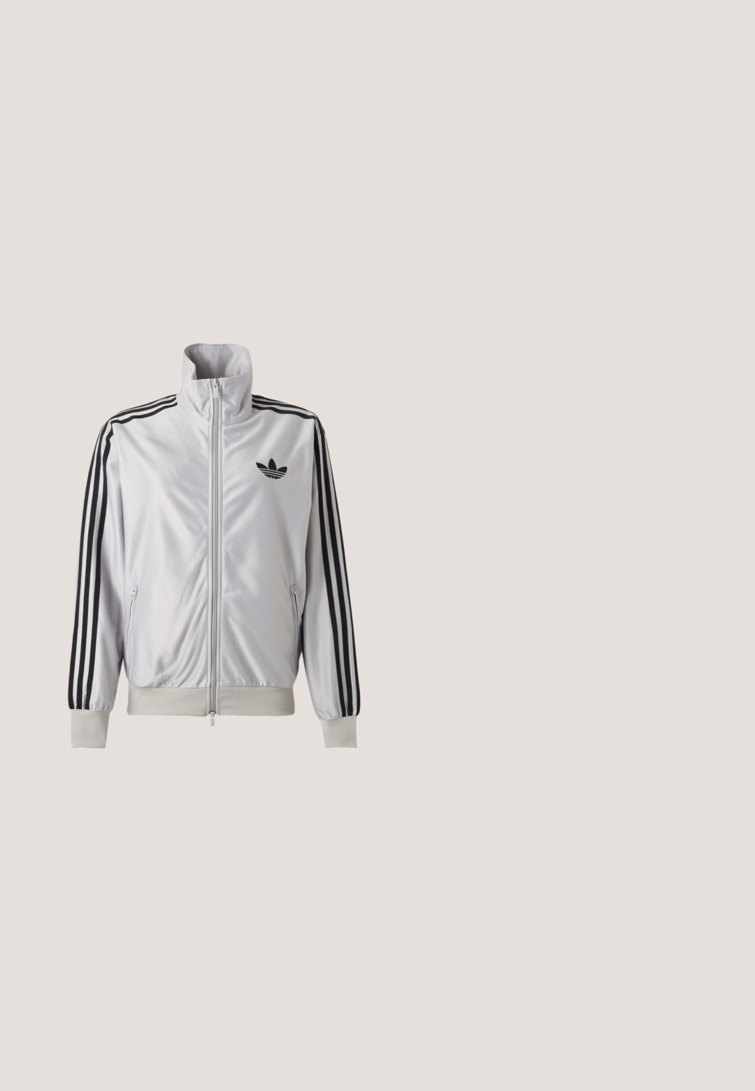 Witte jas met ritssluiting met zwarte drie-strepen details op de mouwen, zwart trefoil-logo op de borst en geribde boorden en tailleband.; Zwart atletisch topje met witte kraag en mouwen, voorzien van een logo op de borst en een zijdelings aantrekkoord voor een verstelbare pasvorm.; Gebreide kokerrok in marineblauw en wit met een ruitvormig geometrisch patroon. Voorzien van een gestreepte elastische tailleband en een gladde textuur.; Zwart-witte sport schoenen met een slank ontwerp, rubberen zool, vetersluiting en drie witte strepen aan de zijkanten.; Gestreepte handtas met een grijs en witte pluizige textuur, voorzien van een zwart label met "JOOP! JEANS" in het rood. Bevat korte handvaten en een afneembare schouderband.; Gouden hartvormige oorringen; de één heeft duidelijke rhinestones, de ander is gegraveerd met "GUESS." Glad en glanzend metalen afwerking.