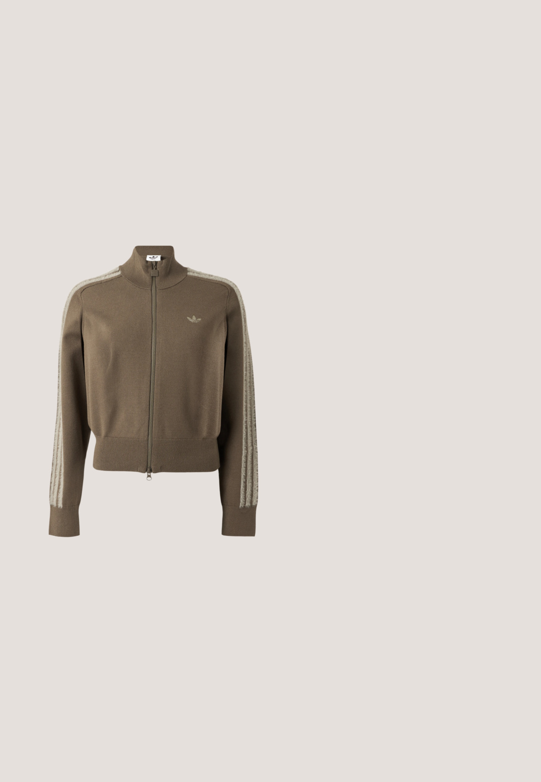 Bruine trainingsjas met rits, hoge kraag, geribde boorden en zoom, Adidas-logo op de borst en zachte, pluizige strepen op de mouwen.; Bruine katoenen t-shirt met korte mouwen, ronde hals en wit Adidas-logo gecentreerd op de borst, met een eenvoudige uitstraling en een relaxte pasvorm.; Zwarte trainingsbroek met gele zijstrepen, elastische tailleband, ritszakken aan de zijkant en een klein logo op het bovenbeen.; Bruine suède sneaker met drie feloranje strepen, vetersluiting aan de voorkant en gouden "Gazelle" branding aan de zijkant. Platte gumzool.; Grijze Adidas schoudertas van stof met zwarte verstelbare riem en een voorflap met Adidas-logo.; Delicaat gouden kettinkje met een vlinderhanger, versierd met kleine parels en kristallen, op een effen lichte achtergrond.