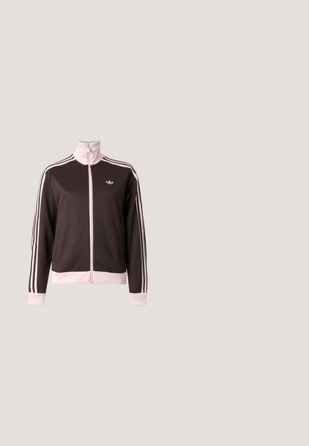 Tmavohnedá bunda na zips so svetloružovým golierom, manžetami, lemom a tromi pruhmi na rukávoch, s malým logom na hrudi.; Cardigan s krátkym rukávom s hnedou vrchnou časťou a krémovou spodnou časťou, s výstrihom do V, zapínaním na gombíky a jemným dizajnom s tromi pruhmi.; Vínové teplákové nohavice s elastickým pásom, bočnými vreckami na zips, bielymi bočnými pruhmi a malým bielym logom Adidas na pravej stehne.; Biele tenisky s ružovými akcentmi a šnúrkami, s tromi horizontálnymi ružovými pruhmi a gumovou podrážkou. Bavlnené ponožky sú viditeľné nad členkom.; Ružová taška na rameno z lesklého materiálu, so veľkým čiernym logom Adidas na prednej strane, dvoma hornými rukoväťami a zapínaním na zips.; Náušnice zo zlatého a strieborného tónu so spletenými kruhovými tvarmi a hladkým kovovým povrchom. Ľahký dizajn, vhodný na každodenné nosenie.