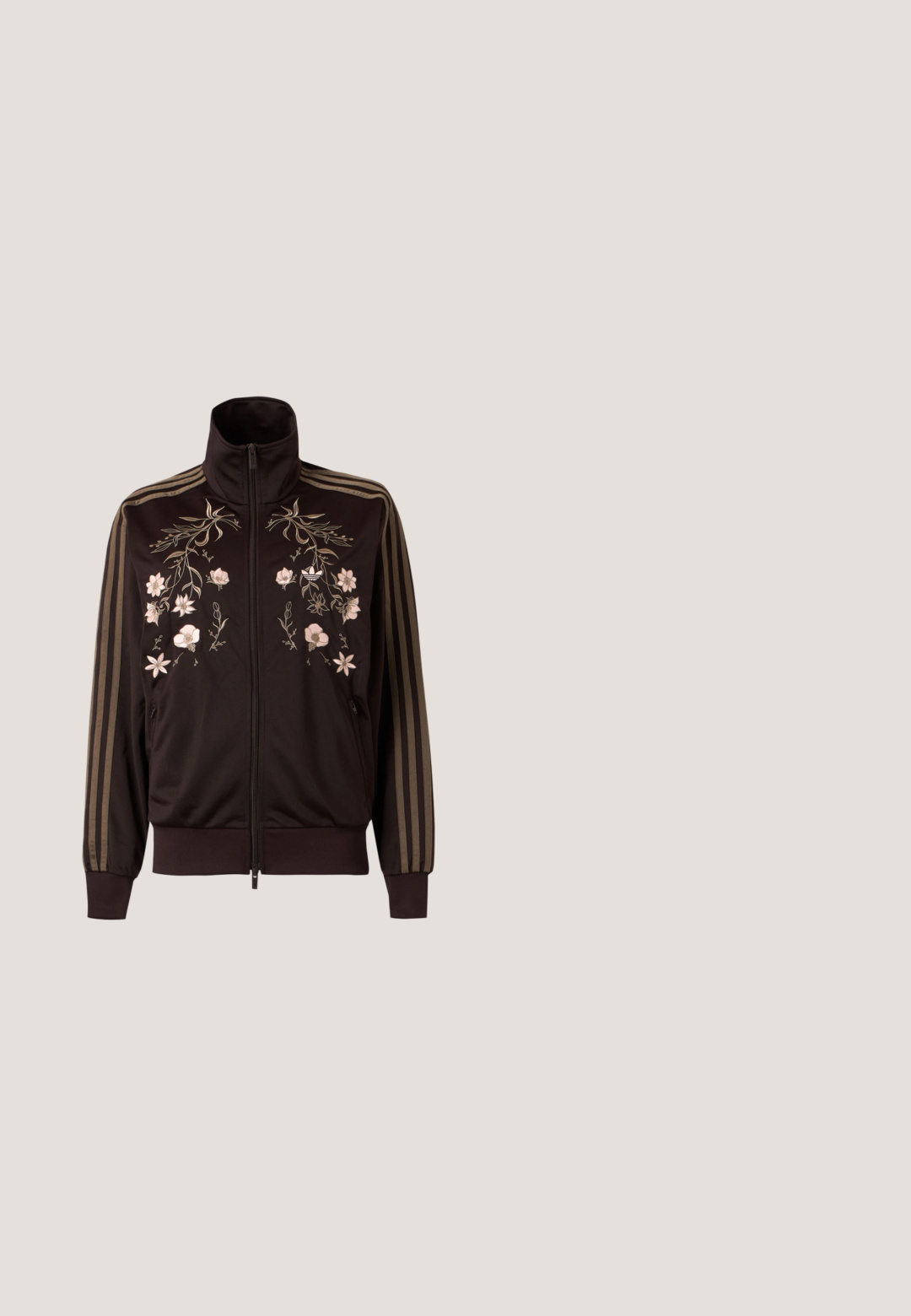 Veste noire zippée avec des rayures marron sur les manches et une broderie florale rose clair sur la poitrine, avec un col montant et des poignets côtelés.; Chemise ajustée à manches longues avec un motif floral turquoise et blanc, et un col blanc avec un liseré turquoise sur un fond uni.; Pantalons larges teal en velours doux, avec une taille élastique et des coutures verticales. Pas de poches visibles.; Baskets en daim vert avec accents blancs, comportant des motifs floraux jaunes et blancs, et une semelle en caoutchouc beige. L'étiquette indique "Gazelle".; Sac à bandoulière en forme de croissant Adidas bleu marine avec poignées courtes, sangle ajustable et détails de fermeture éclair dorés.; Boucles d'oreilles pendantes ornées de pierres précieuses bleues et vertes de formes poire variées, montées sur argent. Finition lisse et brillante avec un design en cascade.