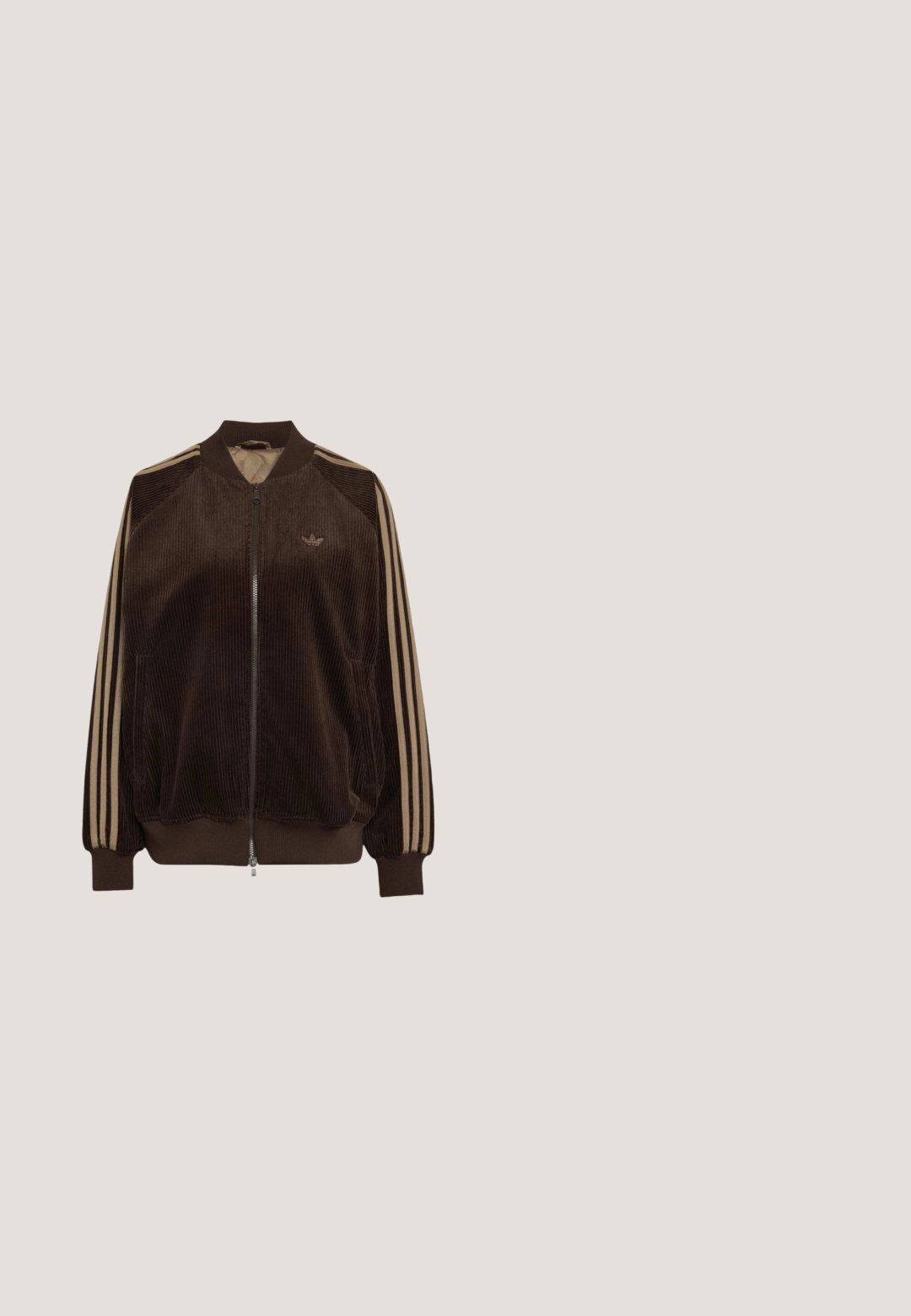 Brun fløjlsjakke med lynlås og beige striber på ærmerne, ribbet krave, manchetter, kant og lille Adidas-logo på brystet.; Brun T-shirt med korte ærmer med lyseblå tre striber på skuldrene og lille lyseblåt Adidas-logo på venstre bryst.; Sorte atletikbukser med lyserøde sidelister, elastisk talje, lynlåslommer og Adidas-logo på venstre lår.; Brune ruskinds sneakers med tre klare orange striber, snørebånd foran og gyldent "Gazelle" branding på siden. Flad gummi sål.; Vinrød skuldertaske i halvmåneform med dobbelte håndtag og gyldent lynlås, med et lille gyldent Adidas-logo på midten foran.; Klar firkantet ring med afrundede beige og hvide marmorerede accenter på hver side, vist på en hvid baggrund.