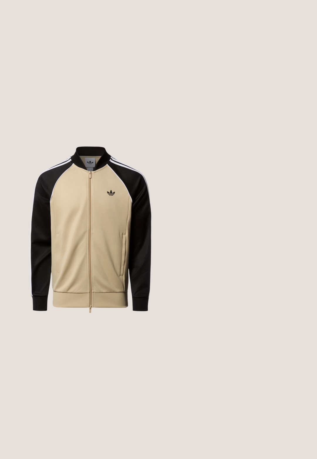 Beige-schwarze Jacke mit Reißverschluss, drei weißen Streifen auf den Ärmeln, hohem Kragen und ikonischem Logo auf der Brust. Material: glatte Textur.; Cremefarbene Baumwoll-T-Shirt mit buntem "Space Jam"-Grafikdesign, das verschiedene Cartoonfiguren und Basketballs zeigt, mit Rundhalsausschnitt und kurzen Ärmeln.; Braune Cordhosen mit elastischem Bund, featuring rote Seitestreifen und geraden Beinen. Texturiertes Gewebe mit subtilen Rippdetails.; Schwarze High-Top-Sneaker aus Wildleder und Mesh mit goldenen Markenlogo und schwarzen Schnürsenkeln. Verfügt über einen gepolsterten Kragen und auffällige seitliche Akzente.; Braune Sonnenbrille mit einem goldenen Metallrahmen, rechteckiger Form und Branding an den Bügeln. Die Bügel besitzen ein Detail in Orange und Grün.; Braune Stofftasche mit Muster und goldfarbenen Beschlägen. Verfügt über ein Hauptfach mit Reißverschluss und eine zusätzliche Fronttasche mit Reißverschluss. Dreiecklogo-Akzent.