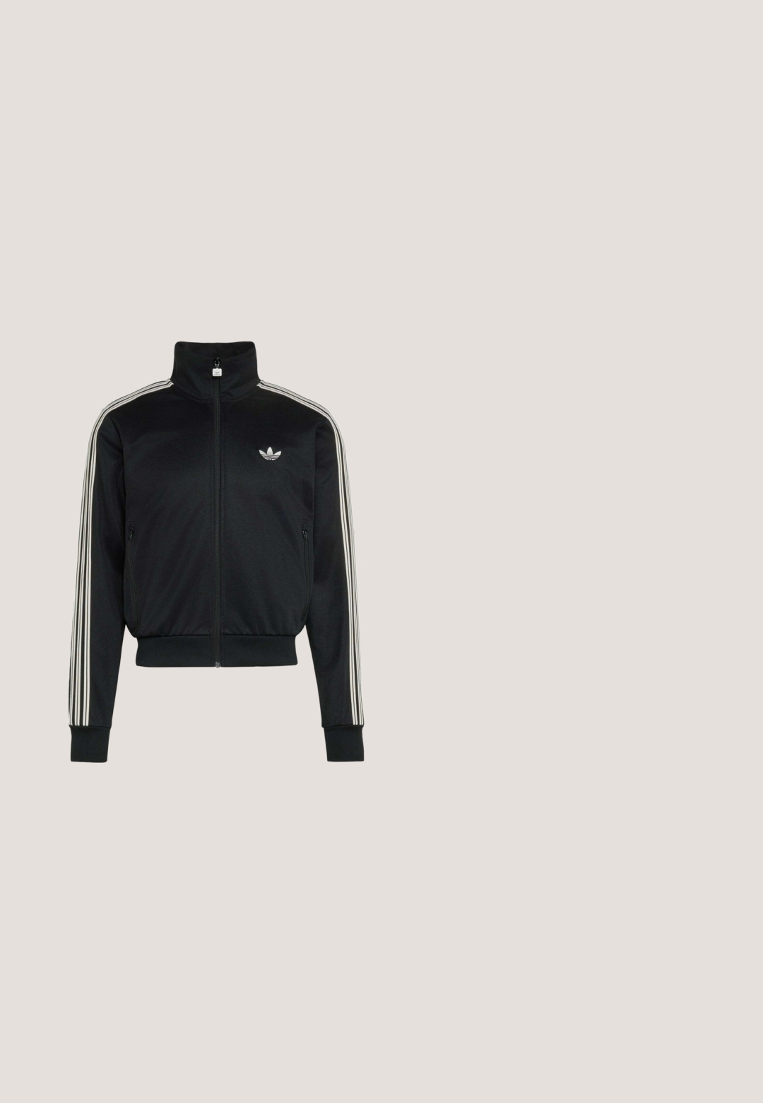 Zwarte Adidas-jas met rits met witte drie strepen op de mouwen en het Adidas trefoil-logo op de linker borst.; Zwart Adidas T-shirt met korte mouwen en een textuurlijk logotekst over de borst en subtiele merksstrepen op de mouwen.; Zwarte sportbroek met een elastische tailleband, voorzien van grote witte gebogen accenten aan de zijkanten en een klein logo op de bovenbenen.; Zwarte sportschoenen gemaakt van mesh en synthetische materialen, met een getextureerd oppervlak, meerdere grijze strepen en een gevoerde kraag.; Zwarte zonnebril met oversized vierkante monturen. De glazen zijn donkerpaars en de armen hebben een slank ontwerp met een lichte kromming. Dubbelkleurige afwerking.; Donkergroene ovale crossbodytas met gestructureerd patroon, voorvak met rits en verstelbare zwarte koordriem.