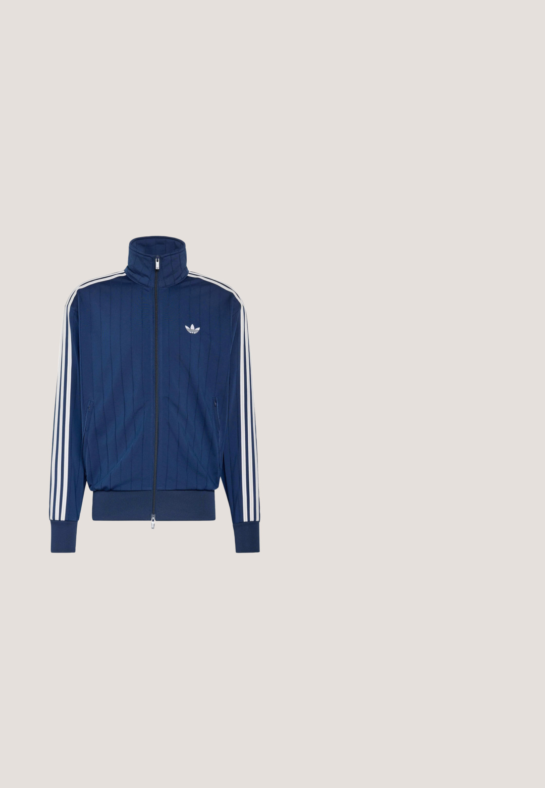 Marineblaue jacke mit reißverschluss, weißen streifen an den ärmeln, hohem kragen, gerippten bündchen und saum sowie kleinem weißem kleeblatt-logo auf der brust.; Marineblaues Polohemd mit weißem Kragen, kurzen Ärmeln und einem dezenten Logodetail auf der Brust. Hergestellt aus atmungsaktivem, strukturiertem Stoff.; Blaue hohe, weite Jeans mit Fronttaschen, Gürtelschlaufen, Knopfverschluss und kleinem Adidas-Logo am rechten Oberschenkel.; Hellblauer Adidas-Sneaker mit dunkelblauen Streifen, Wildleder an Zehen- und Fersenbereich, strukturierte Sohle und Schnürverschluss, Seitenansicht auf weißem Hintergrund.; Hellblaue weiche Stofftasche mit schwarzem und weißem Kordel-Schulterriemen vor hellem einfarbigem Hintergrund.; Lapis-Lazuli-Perlenarmband mit verschiedenen Blautönen, metallischen Akzenten und einem runden Verschlussdesign, das einzigartige Texturen und Muster zur Schau stellt.