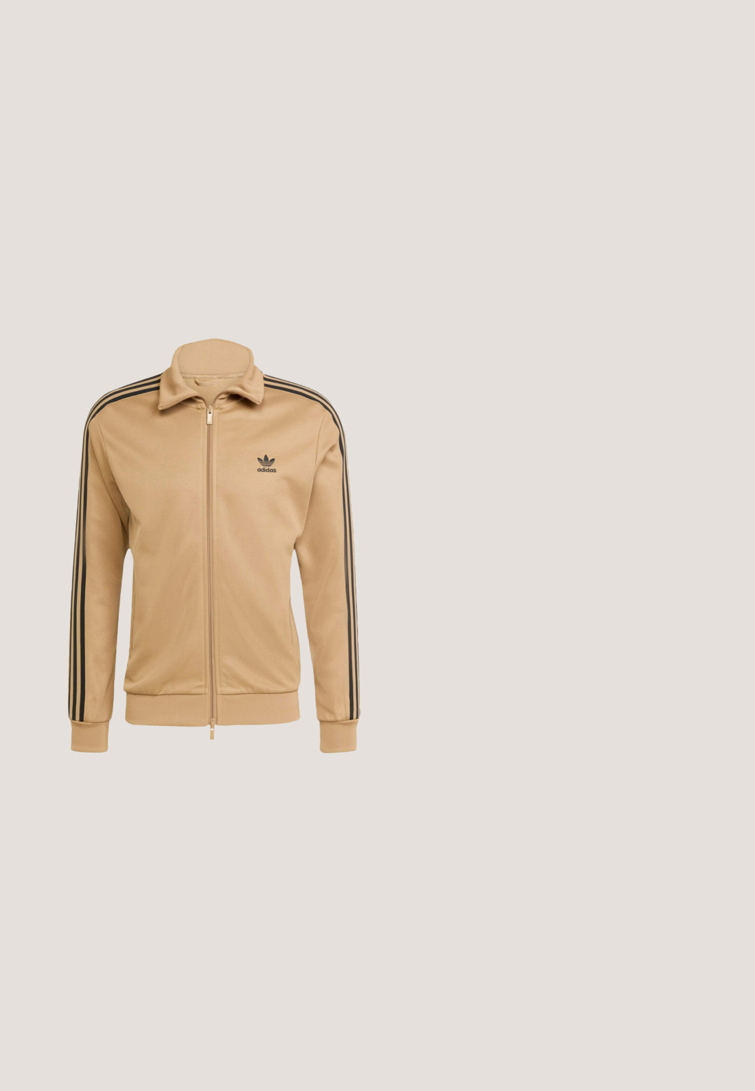 Chaqueta beige con cremallera y collar alto, acentos en negro con tres franjas en las mangas, y un pequeño logo negro en el lado izquierdo del pecho. Textura de tela suave.; Camiseta blanca de manga corta hecha de algodón con el logo negro de adidas en el pecho y tres franjas negras a lo largo de los hombros.; Pantalones cortos de chándal en tono arena con un corte holgado, que presentan rayas laterales negras y una cinturilla elástica. El material tiene una textura suave y ligera.; Zapatilla de cuero blanca con acento en el talón negro, tres franjas beige, puntera texturizada y suela de goma clara, con perforaciones para mayor transpirabilidad.; Armani Exchange Gafas de sol - matte opal grey; Riñonera con un exterior de lona color crema que presenta un patrón geométrico marrón, cremalleras negras y una correa ajustable negra.