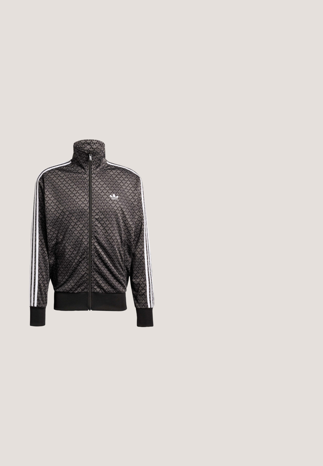 Chaqueta negra con cremallera y patrón geométrico, rayas blancas en las mangas, cuello alto y puños y dobladillo negros acanalados.; Camiseta deportiva de manga corta y cuello redondo con un estampado abstracto en negro, blanco y gris; presenta un logo "adiTUFF" en verde neón y acentos en rosa.; Pantalones cortos atléticos negros hechos de material liso, con un diseño de tres rayas blancas en los costados y un pequeño logotipo en la parte inferior izquierda.; Bota de lluvia de goma negra con una textura suave, punta redondeada y un parche de logo. Presenta una altura hasta la mitad de la pantorrilla y una suela texturizada para mayor agarre.; Gafas de sol negras con montura cuadrada oversized. Las lentes son de un púrpura oscuro, y las varillas tienen un diseño elegante con una ligera curvatura. Acabado en dos tonos.; Bolsa de lona cilíndrica negra con doble asa, correa de hombro ajustable, bolsillo lateral con cremallera y pequeño logo dorado de laurel.