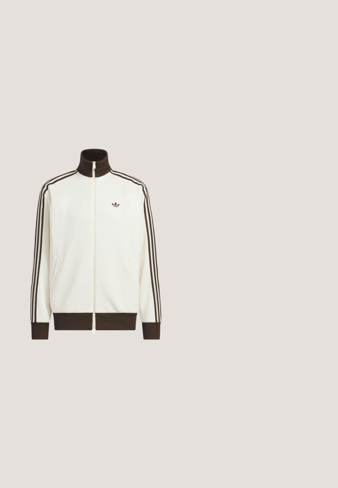 Hvid løbejakke med lynlås med brun ribhals, manchetter og kant, med tre brune striber langs ærmerne og lille logo på brystet.; Sort oversized T-shirt med korte ærmer og rund halsudskæring med subtilt tonet Adidas-logo på venstre bryst.; Sorte atletiske shorts lavet af syntetisk materiale, med en elastisk talje og sidelommer. Glat tekstur uden synlige mønstre.; Sort vanntæt gummistøvle med justerbar spænde, struktureret overflade, let buet form og en robust sål for godt greb.; Sorte rektangulære solbriller med gradientbrune linser, guldmetalaccenter ved næsebroen og sidearme med "Carrera"-logoet.; Sort crossbody-taske med justerbar rem, lynlåslomme foran og mønstret øverste sektion med gentaget logodesign.