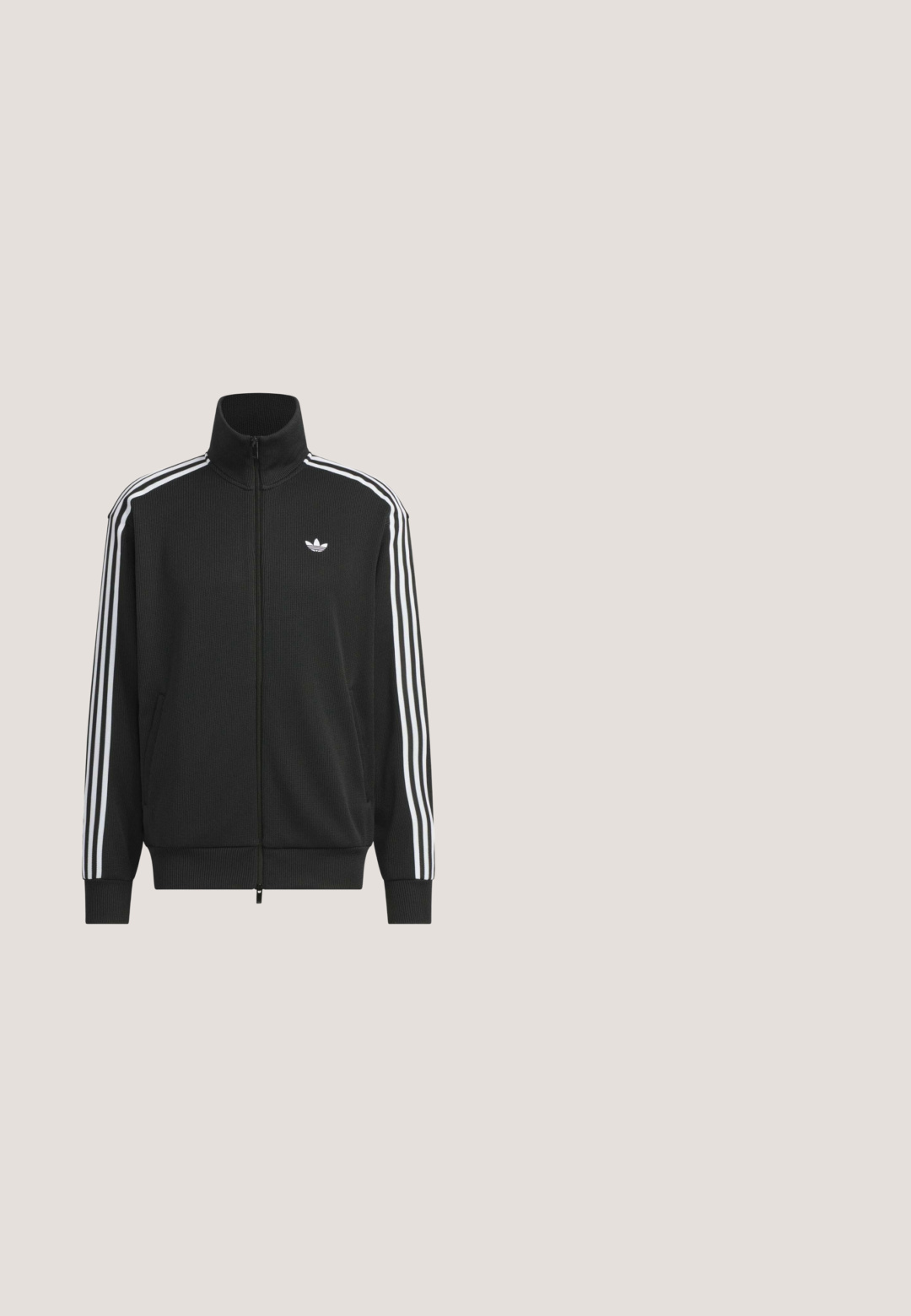 Zwarte Adidas trainingsjas met witte drie strepen op de mouwen, volledige ritssluiting aan de voorkant, opstaande kraag en Adidas trefoil-logo op de linkerbovenkant van de borst.; Zwart T-shirt met korte mouwen en een subtiel streeppatroon, witte ribbelkraag en drie witte zijstrepen. Heeft een klein wit logo op de borst.; Zwarte sportbroeken van glad, lichtgewicht materiaal. Voorzien van een elastische tailleband en witte zijstrepen met een logo op de dij.; Zwarte sportschoen met meshpanelen, rubberen zool, vetersluiting en reflecterende accenten. Gebogen vorm met gestructureerde overlays.; Zwarte rechthoekige bril met lichtblauwe getinte glazen en kleine gouden accenten op de bovenhoeken van het montuur.; Zwarte stoffen tas met twee stevige handvatten; heeft een prominent wit logo op de voorkant; rechthoekige vorm met een minimalistisch ontwerp.