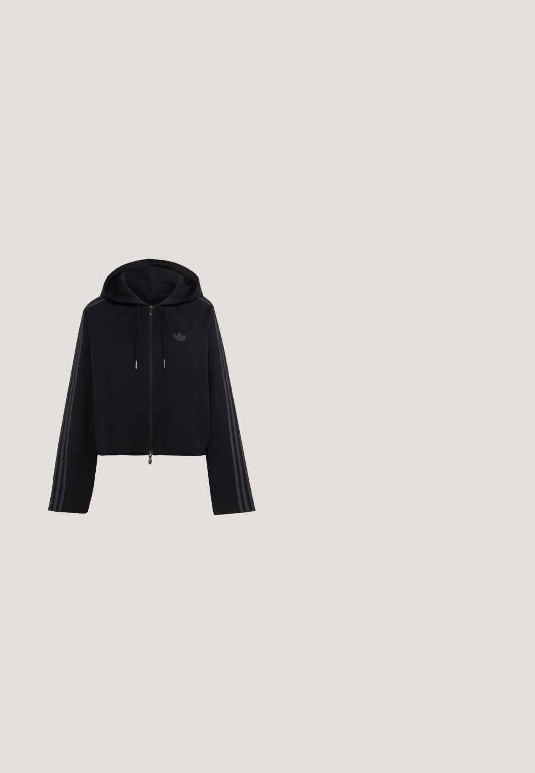 Sort lynlås-hoodie med Adidas-logo på brystet, tre striber ned langs ærmerne, snøre i hætten og lange ærmer.; Lyserød Adidas T-shirt med rød krave, tre røde striber på ærmerne og rødt Adidas-logo og skrift foran.; Sorte sweatpants med elastisk talje, tapered ben og hvidt tre-stribedesign på siderne. Lavet af blødt stof.; Lyserøde træningssko med guld accenter, struktureret front og design med tre striber. Bæres med ribbede hvide sokker. Flad gummisål.; Sort halvmåneformet Adidas taske med dobbelte håndtag og en justerbar skulderrem, der viser det hvide Adidas trefoil-logo midt for.; Sølv halskæde med en kæde af runde krystaller, der reflekterer lys, med en sikker lukning og justerbar led for størrelsevariation.