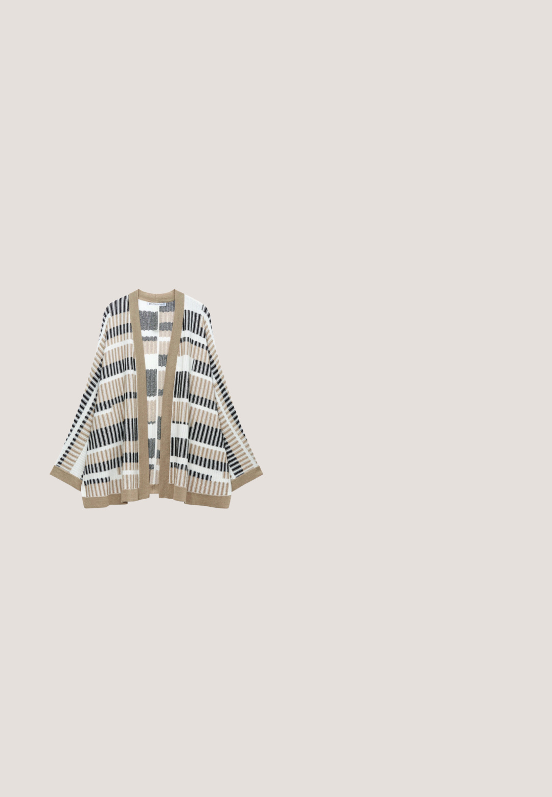 Gebreid vest met een open voorkant, met beige, zwarte en witte horizontale en verticale streeppatronen en beige biezen aan de manchetten en randen.; Korte mouwen V-hals shirt met abstracte zwart, grijs en bruin aquarelachtige patronen op een lichtbeige achtergrond.; Plissérok van lichtgewicht stof, met een abstract zwart en beige dierenprint, voorzien van een zwarte elastische tailleband.; Zwarte enkellaars met een puntige neus en een korte kittenheel op een neutrale achtergrond.; Vierkante zijden sjaal opgevouwen in een spiraal met kleurrijke regenboogstrepen en abstracte zon- en bloemontwerpen op een mosterdgele achtergrond.; Colorblock leren handtas in oranje, beige, bordeaux, groen en roze met gouden sluiting en dubbele bordeauxkleurige banden, één kort en één lang.
