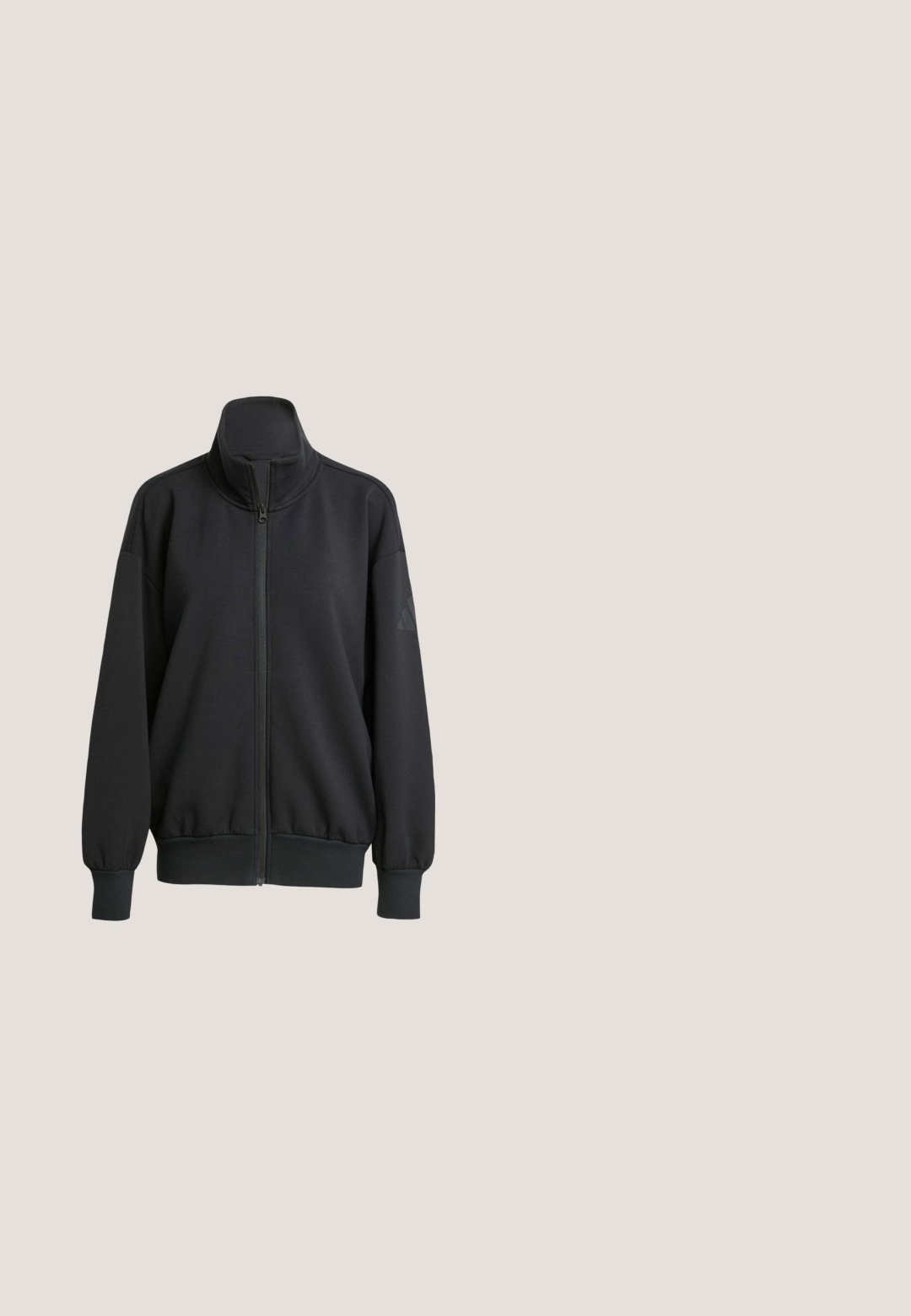 Schwarze Zip-Up-Collegejacke mit hohem Kragen, lockerer Passform, gerippten Bündchen und Saum sowie einem matten Logo-Detail am linken Ärmel. Weicher Stoff.; Schwarzes T-Shirt mit kurzen Ärmeln aus weichem Stoff, ausgestattet mit einem weißen horizontalen Akzent an den Seiten und einem weißen Logo auf der Brust.; Schwarze athletische Shorts mit elastischem Bund und seitlichen Taschen, mit einem dezenten Logo am unteren rechten Bein.; Weiße Ballerinas aus Leder mit braunem Kuhmuster, versehen mit drei schwarzen Streifen an der Seite und einer flexiblen, hellbraunen Gummisohle.; Große schwarze Tote-Tasche mit doppelten Griffen, vorne Reißverschlussfach und abnehmbarem Schulterriemen vor weißem Hintergrund.; Perlenkette aus weißen, unregelmäßigen Perlen mit einem goldenen Verschluss auf einem schlichten hellen Hintergrund.