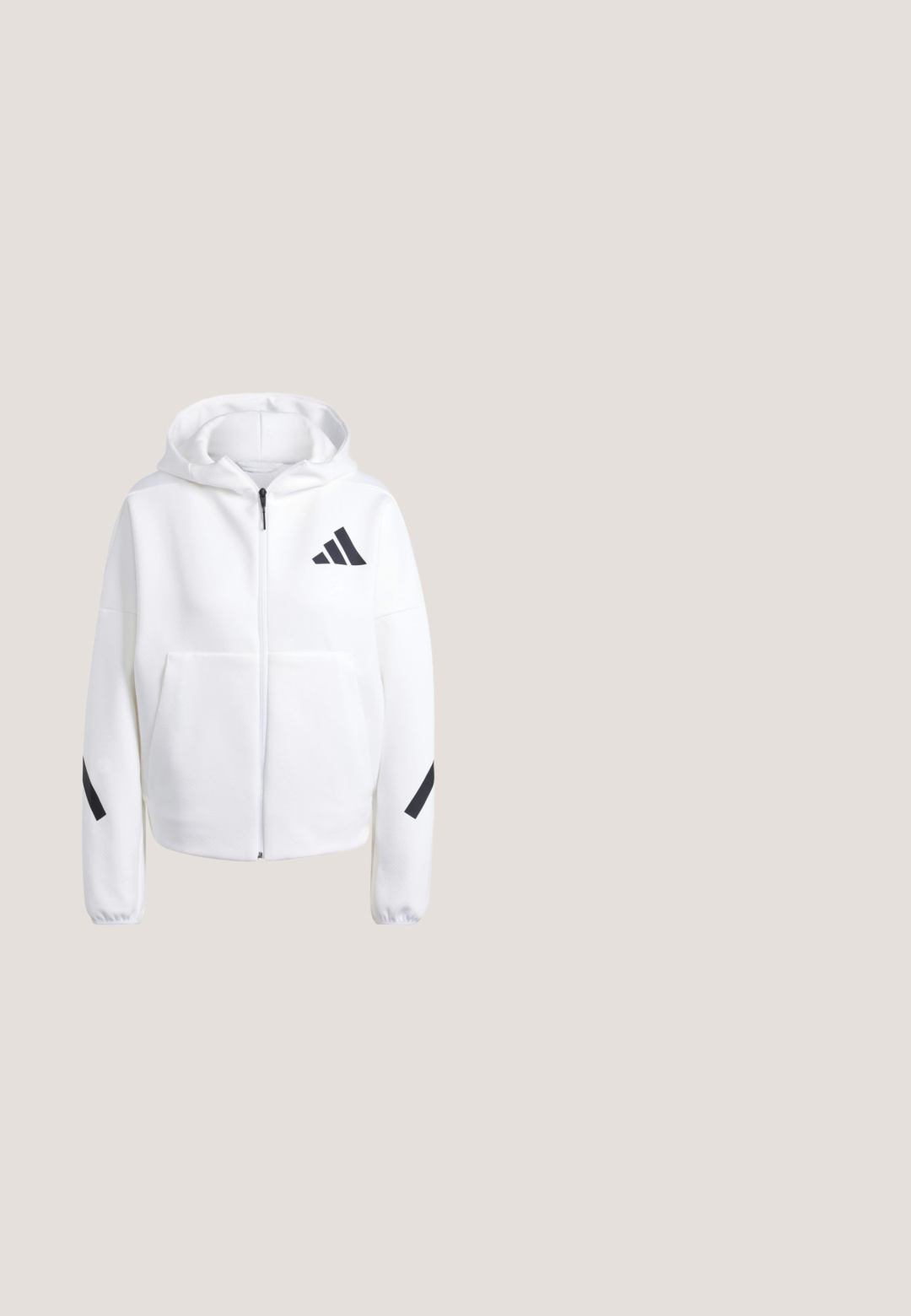 Hvid zip-up hoodie med sorte accenter, store frontlommer, blødt tekstureret stof og en afslappet pasform. Har hætte og brandlogo på brystet.; Marineblå sports T-shirt med korte ærmer med hvide tredobbelte striber på ærmerne og lille hvid Adidas-logo på venstre bryst.; Lyserøde atletikshorts med mørkeblå kant, tre mørkeblå side striber, elastisk talje og lille mørkeblå Adidas-logo foran.; Hvid og sølv lavtop-sneaker med grønne striber, grønne snørebånd, hvid sål og gummiydersål, vist fra siden på en ensfarvet baggrund.; Navyblå Adidas skuldertaske i halvmåneform med korte håndtag, justerbar rem og gyldne lynlåsdetailler.; To sæt sølv hoops øreringe med en let banket struktur på en hvid baggrund.