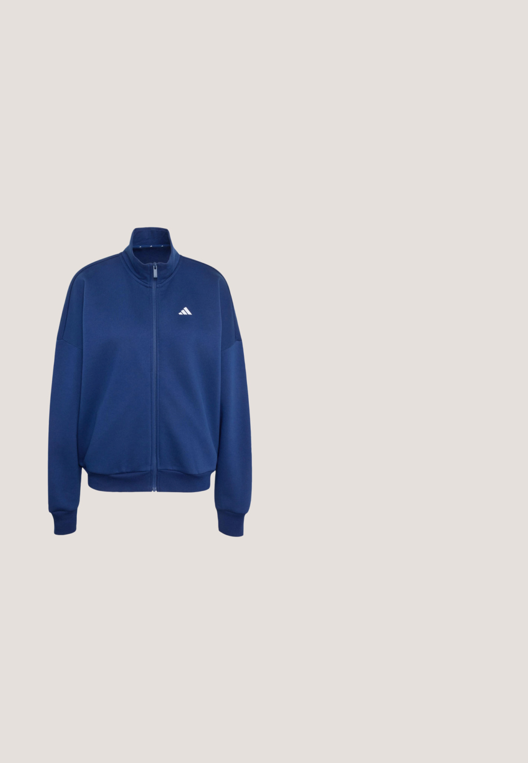 Marineblå jakke med fuld lynlås, høj krave, lange ærmer, ribstrikkede manchetter og kant, med et lille hvidt Adidas-logo på brystet.; Marineblå sports t-shirt med korte ærmer med hvide tre-stribede detaljer på ærmerne og lille Adidas-logo på brystet.; Blå bomulds joggers med elastisk talje, justerbar sort snor og et lille hvidt logo på venstre lår. Tæt pasform.; Lyseblå atletiksko med tekstureret overflade og brun sål, hængende over grove betonstrin i udendørs omgivelser.; Blåt mønstret stof rejsetaske med to håndtag, en lynlåslomme foran og en justerbar skulderrem på hvid baggrund.; Sølvøreringe med et snoet design. Glat overflade, rund form og poleret finish. Inkluderer en stiftlukning for sikker pasform.